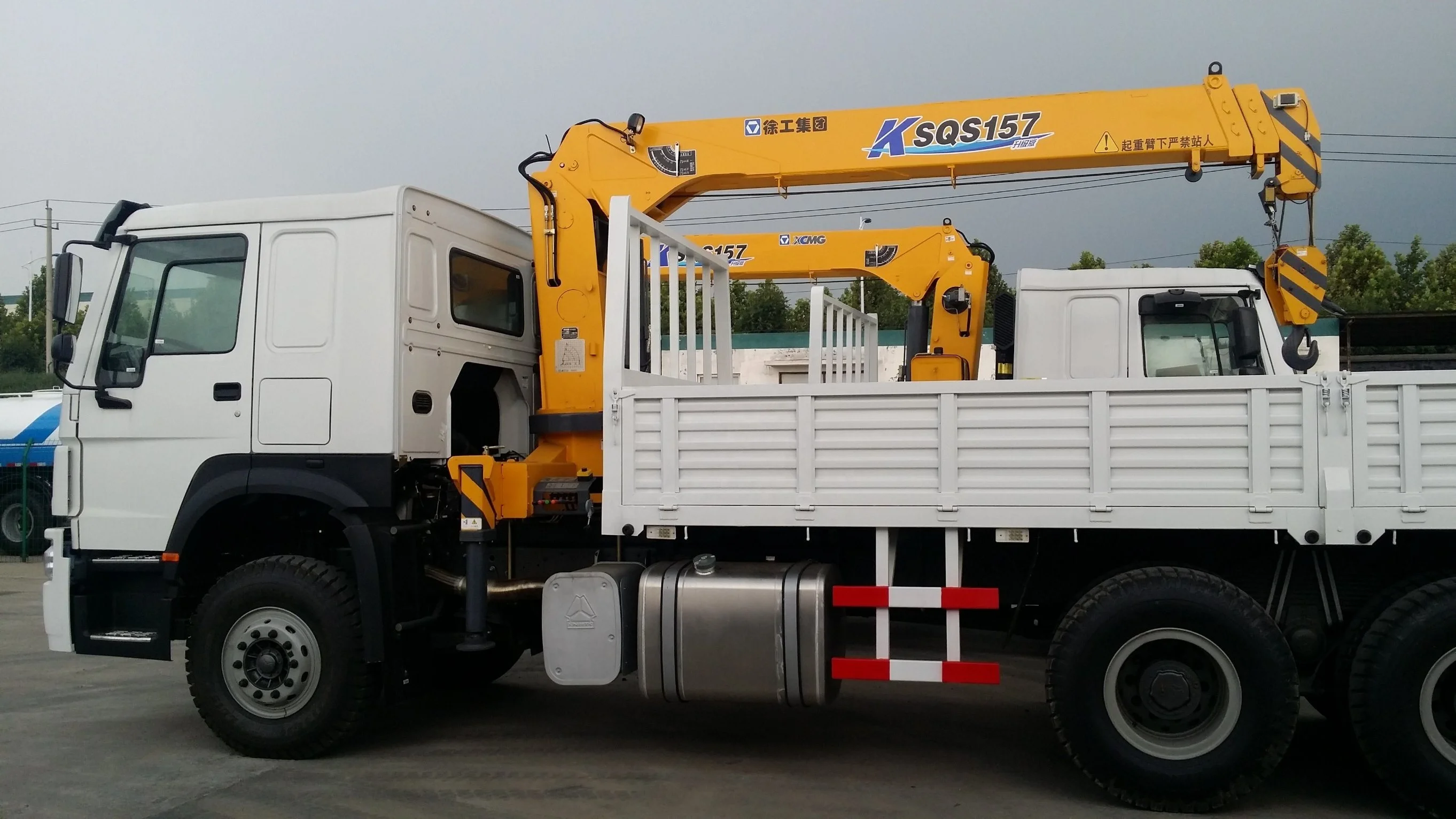 Howo 6x4 10 wheels lorry transport truck cargo truck crane mounted XC MG crane articulated arm straight arm