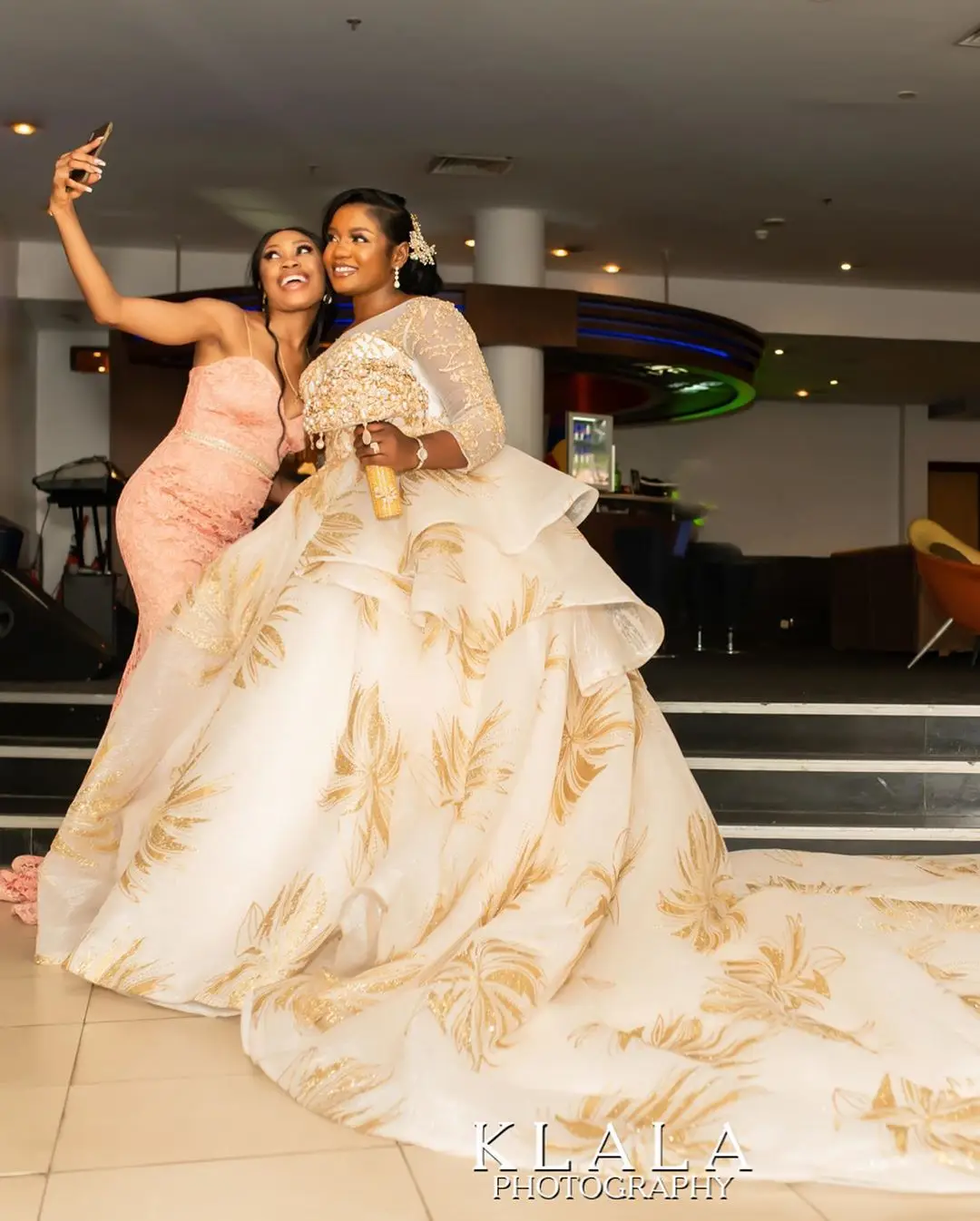 
Bridal Woman White Lace Dog Custom Gown Made 2018 Cinderella 3/4 Sleeve Jacket Egypt Wedding Dress 