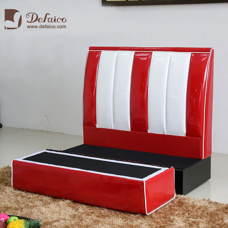 Сделанная на заказ угловая ретро-будка в американском стиле 50-х годов для закусочной в голливудском стиле с красной и белой кожей