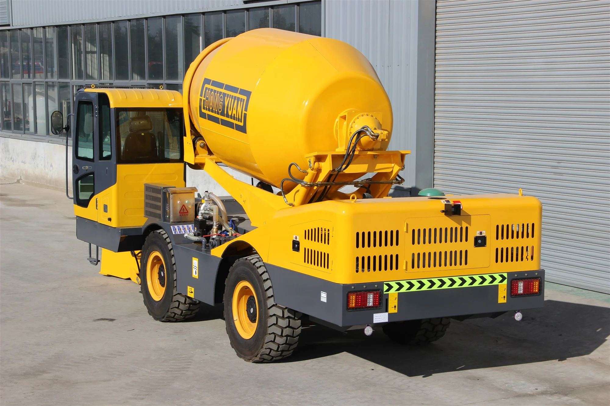 4 cbm output capacity concrete mixer truck self loading concrete mixer