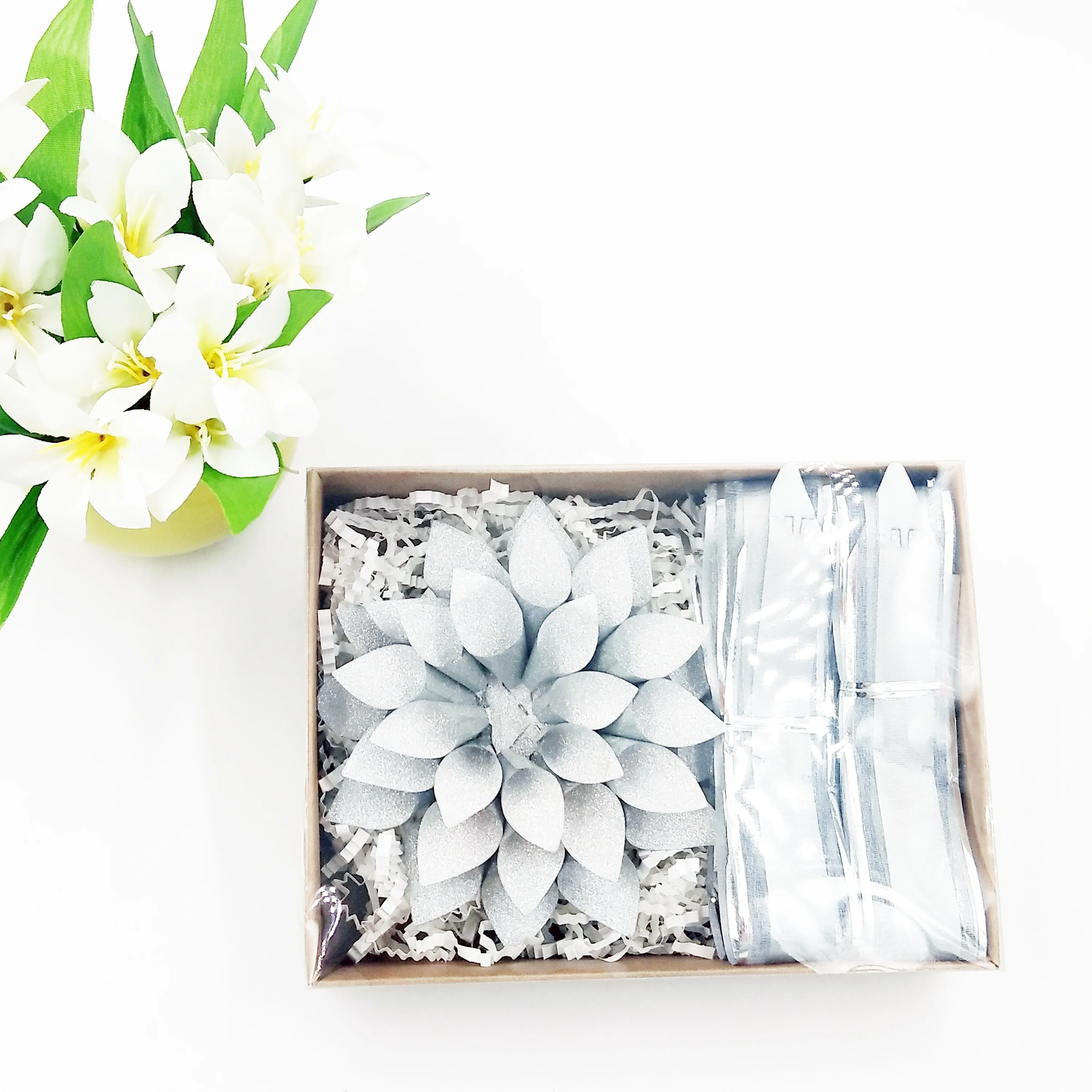 Набор для упаковки крафт-бумаг с блестящими подарочными цветами