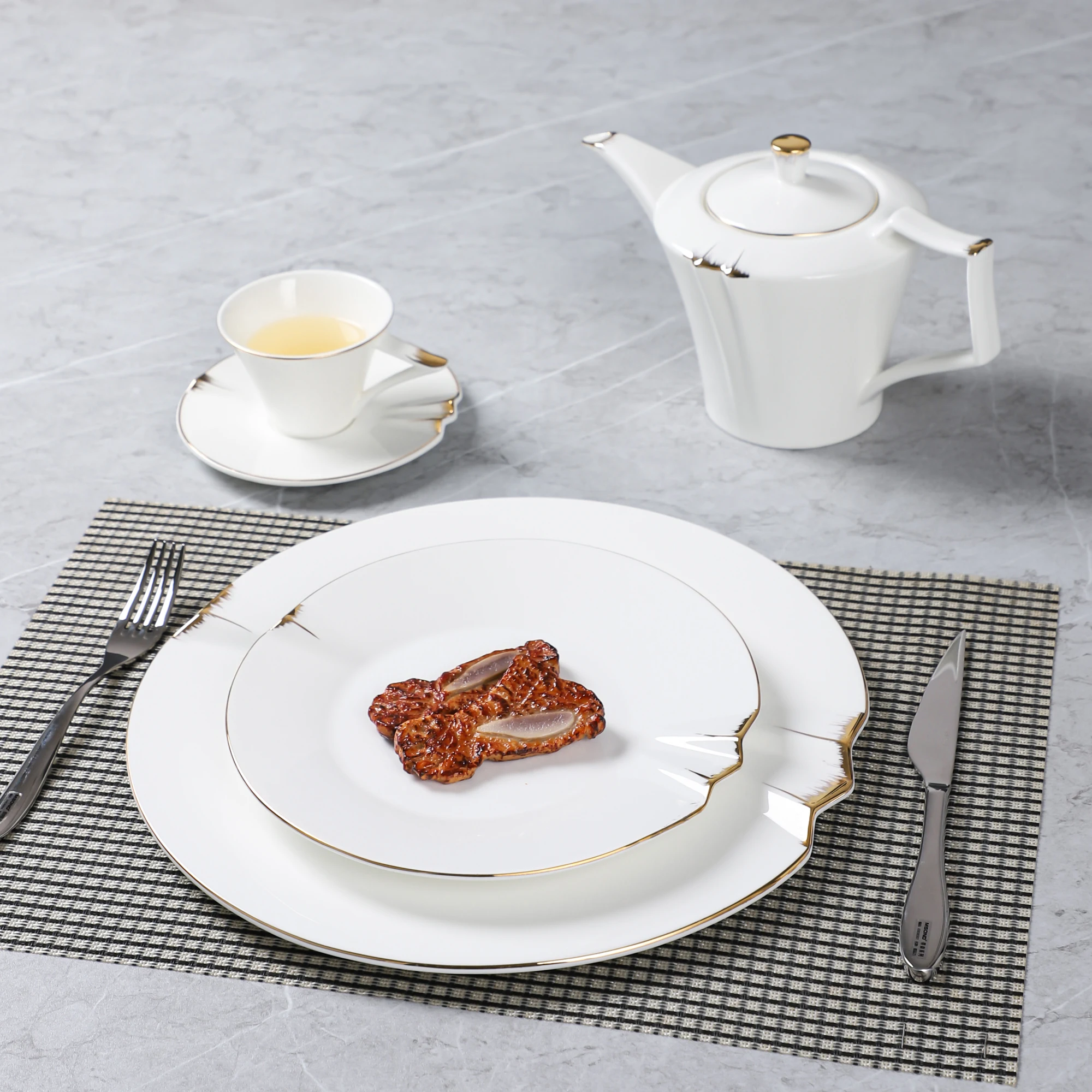 PITO Luxury High End Unique Design Ceramic Dinnerware Plate Dish Bone China Gold Rim Porcelain Dinnerware Sets