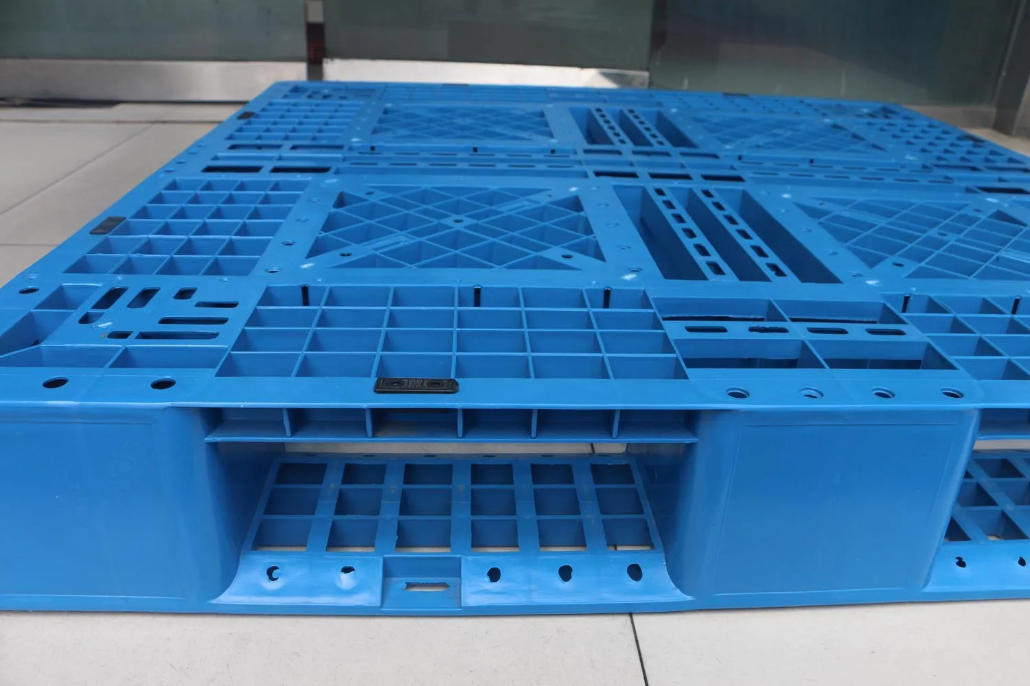 NEXARA Heavy Duty 1100*1100*150mm HDPE Euro Plastic Pallet 4T Static Load 1111 Grid Field 4-Way Entry Single Faced Storage