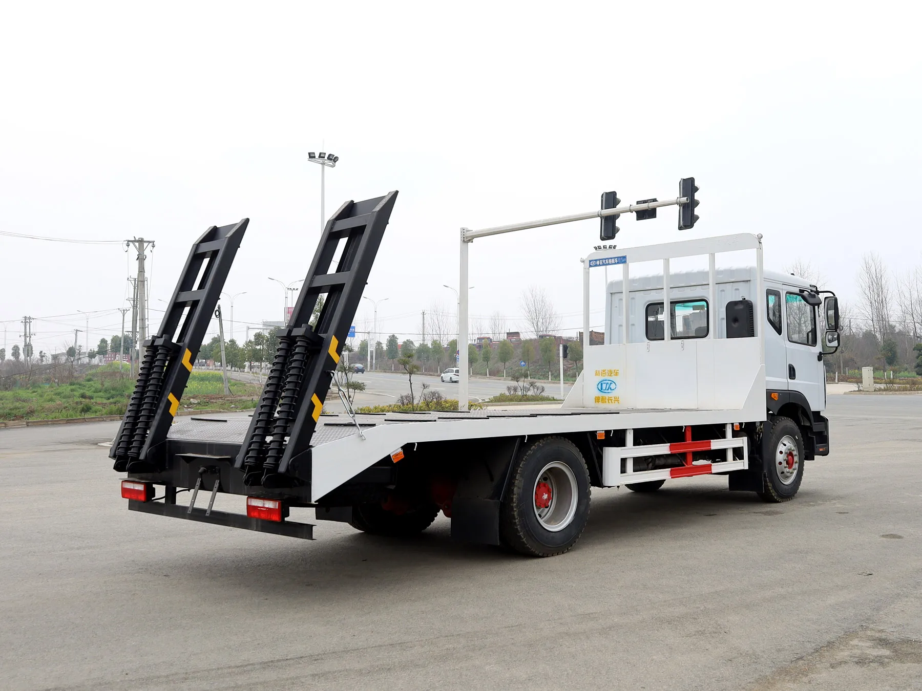 Dongfeng D9 4X2 грузовик с платформой и задней металлической лестницей для погрузки автомобиля продажи в