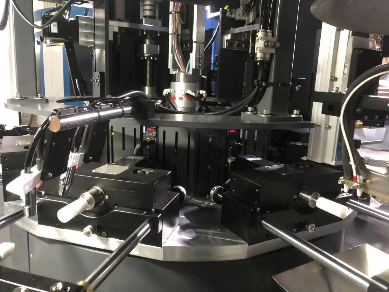 4 вида цветов CNC полностью автоматический сервопривод стеклянная бутылка трафаретная печатная машина пластиковая банка шелкография с CCD