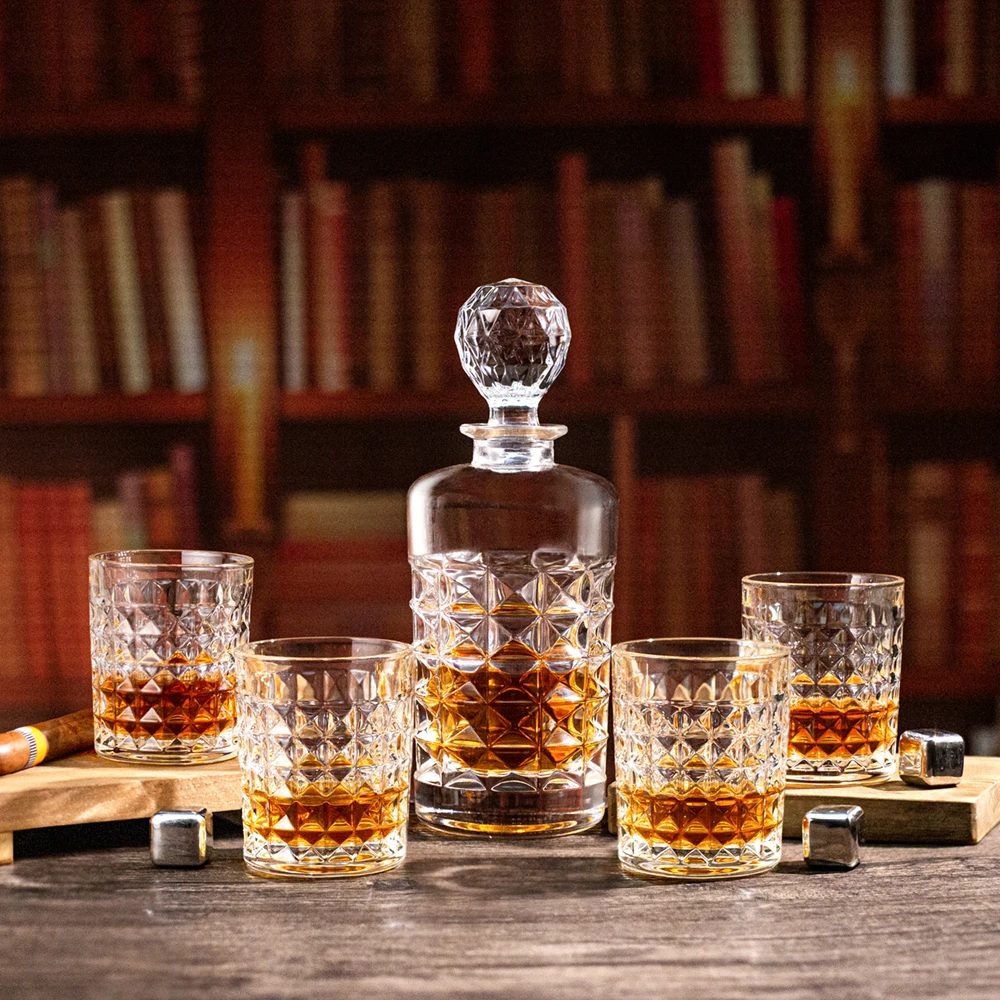 Factory Wholesale New Design Whiskey Decanter Set with Whiskey Glasses Engraved Decanter with Round Glass Stopper for Home Bar