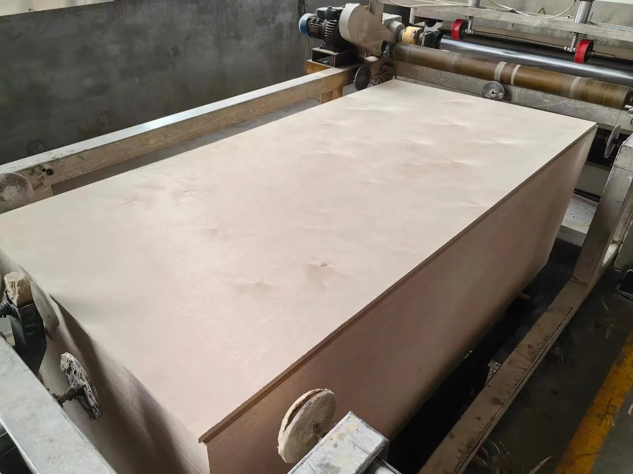 Factory price Russia birch plywood made in China 100% WBP phenolic glue internal decoration office home