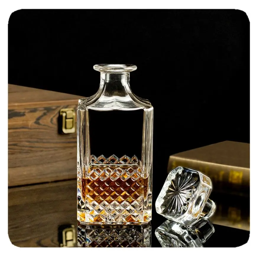 New Wholesale Lead-Free Crystal Glass Engraved 750 ML Diamond Whiskey Decanter with Glass Stopper 2024