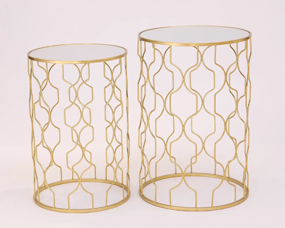 Круглый журнальный столик с простым золотым дизайном
