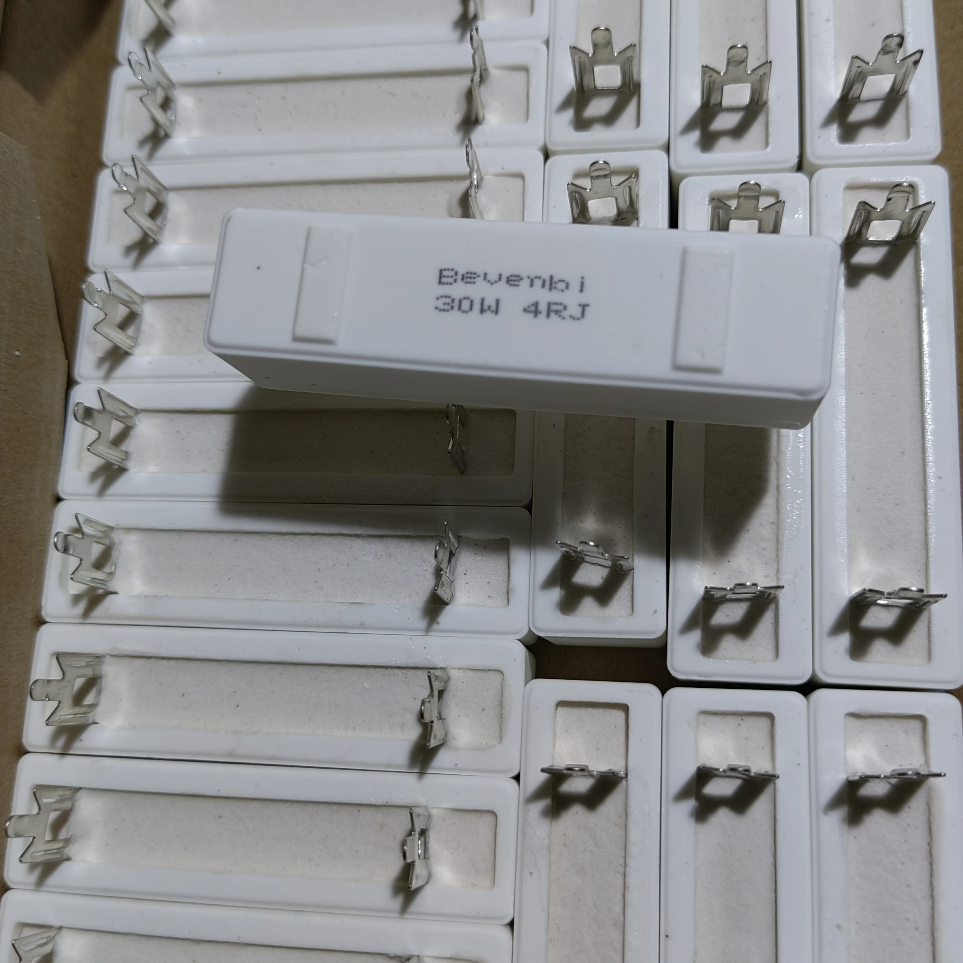 Bevenbi Original 20w 200ohm 5w4r7j 5w3r3j 5w51rj 5w120rj 20w8r2j Ceramic Cement Resistor 20w