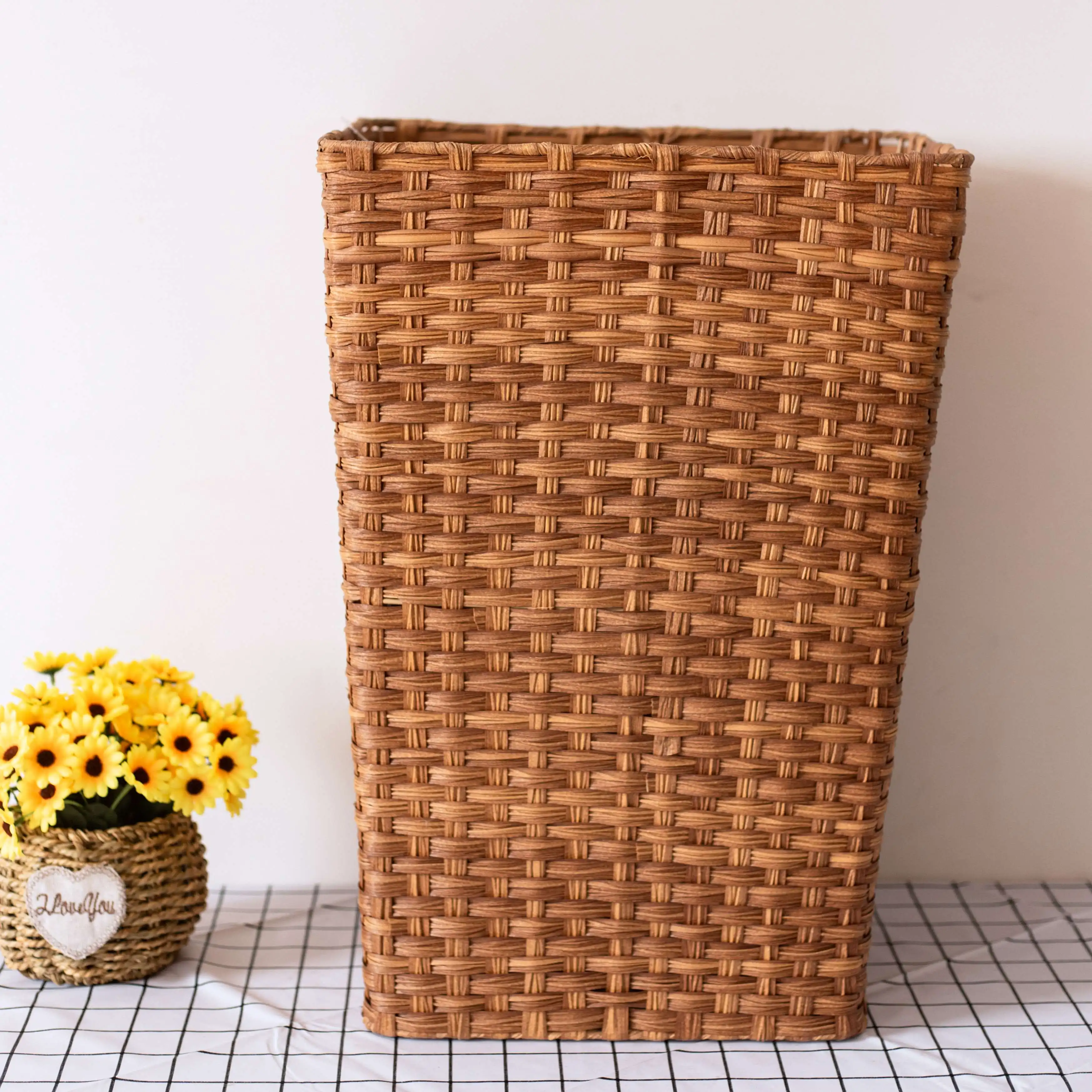 Wholesale Customized Laundry Hamper Removable Liner Clothes Handwoven Synthetic Rattan Laundry Basket