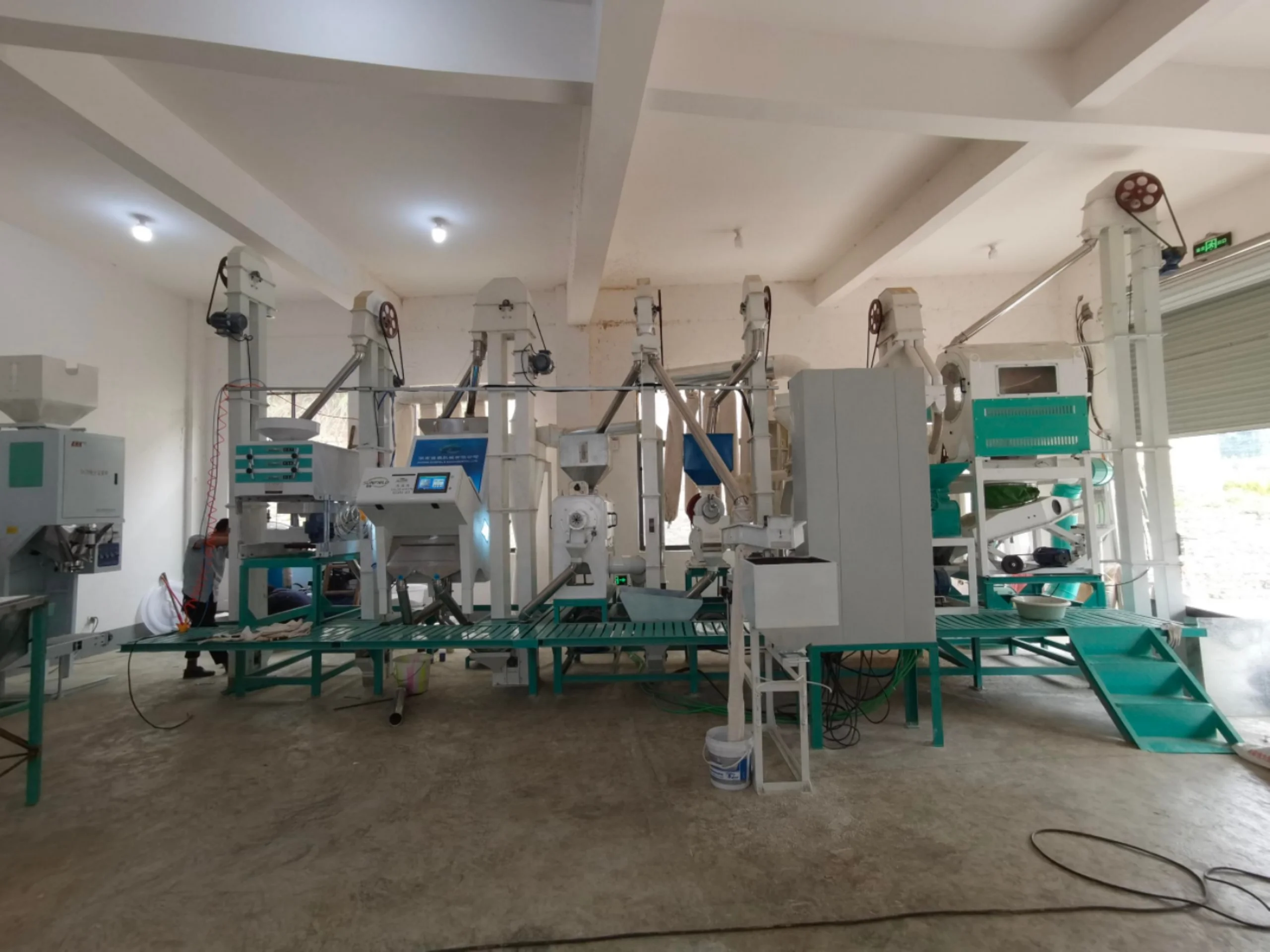 Sunfield 15-20 ton/day Complete-set Full Function Automatic Rice Milling Production Line with de-stoner grader color sorter
