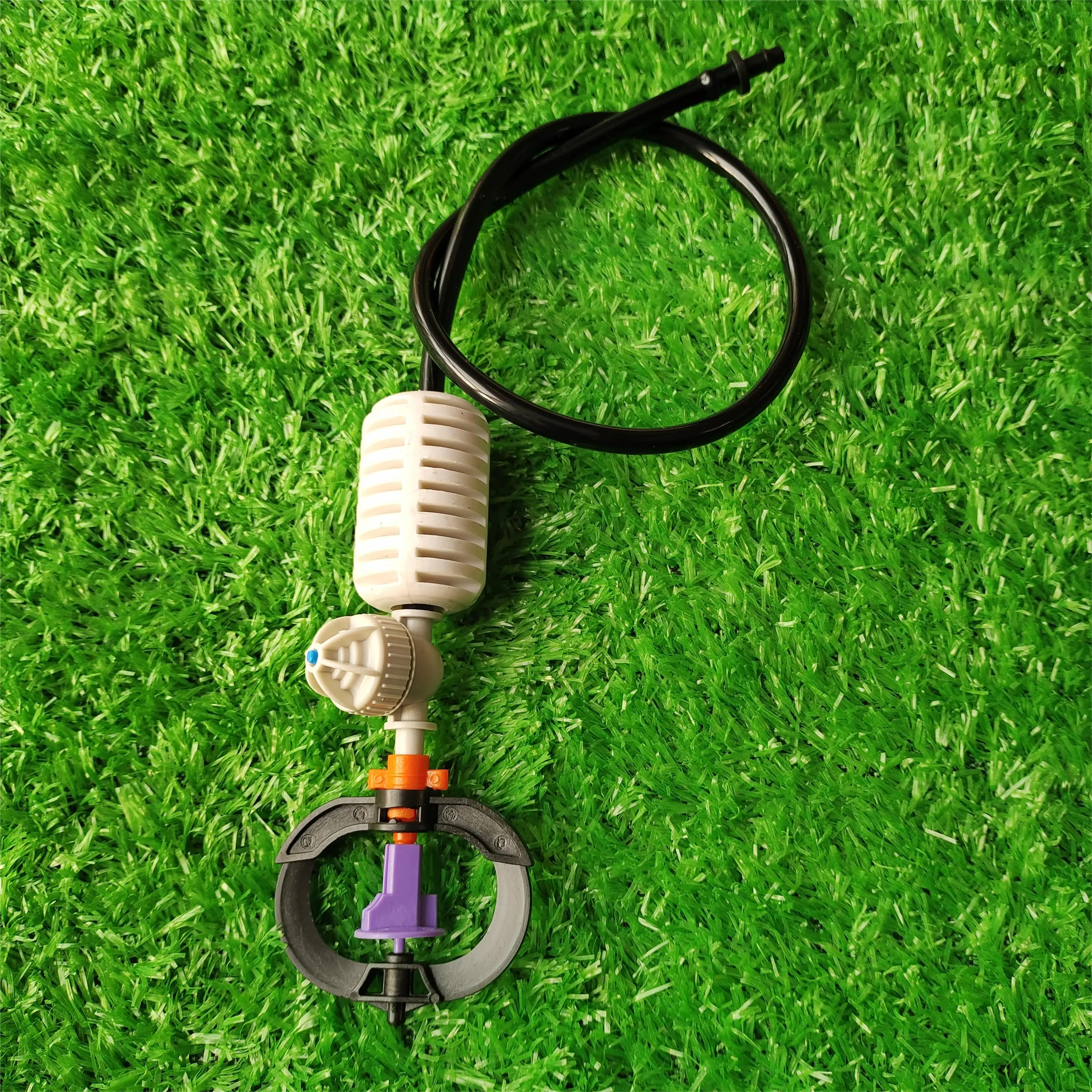 Садовый полив орошения спринклер висит вверх ногами сопла