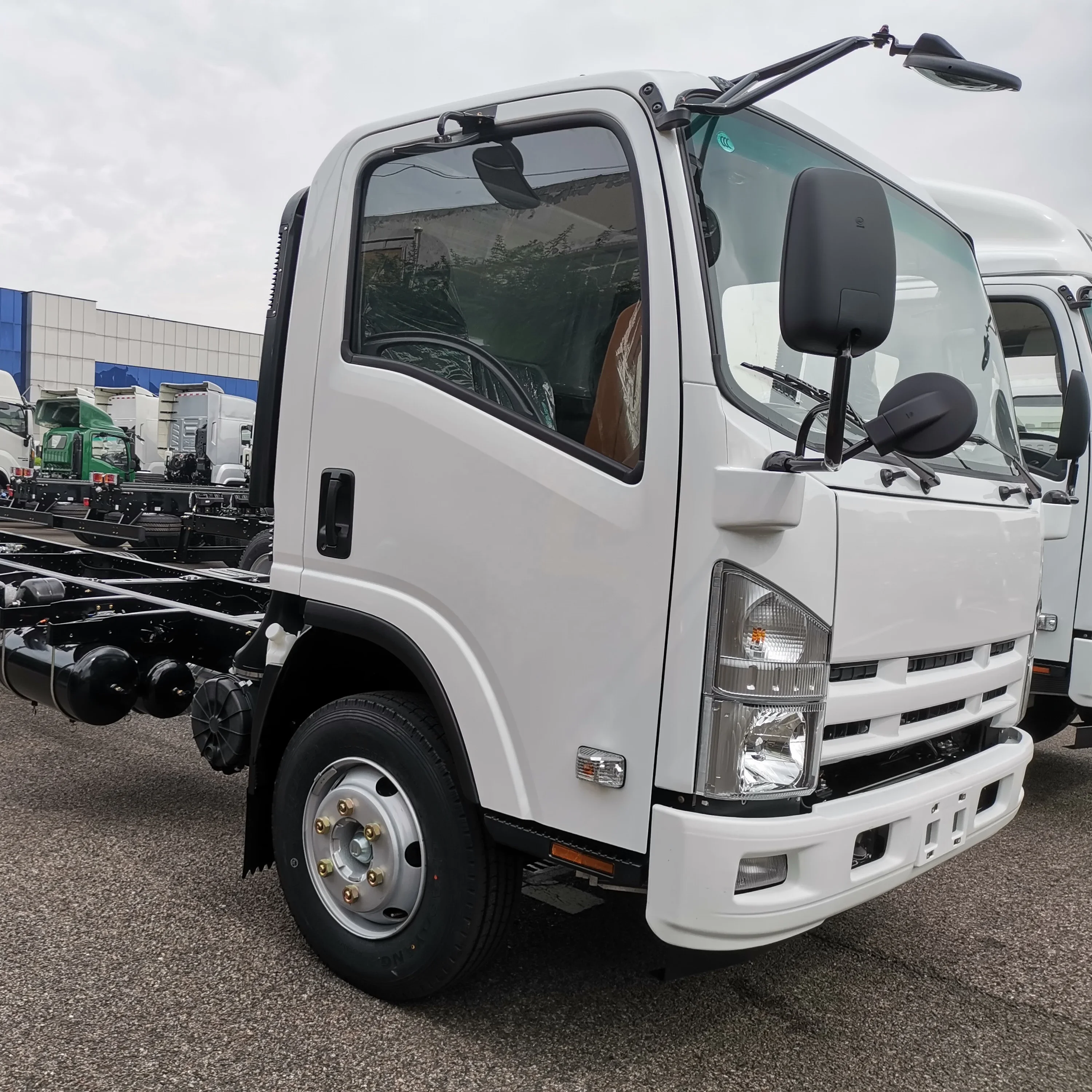 Новый грузовик шасси Isuzu 6 тонн NPR cabin
