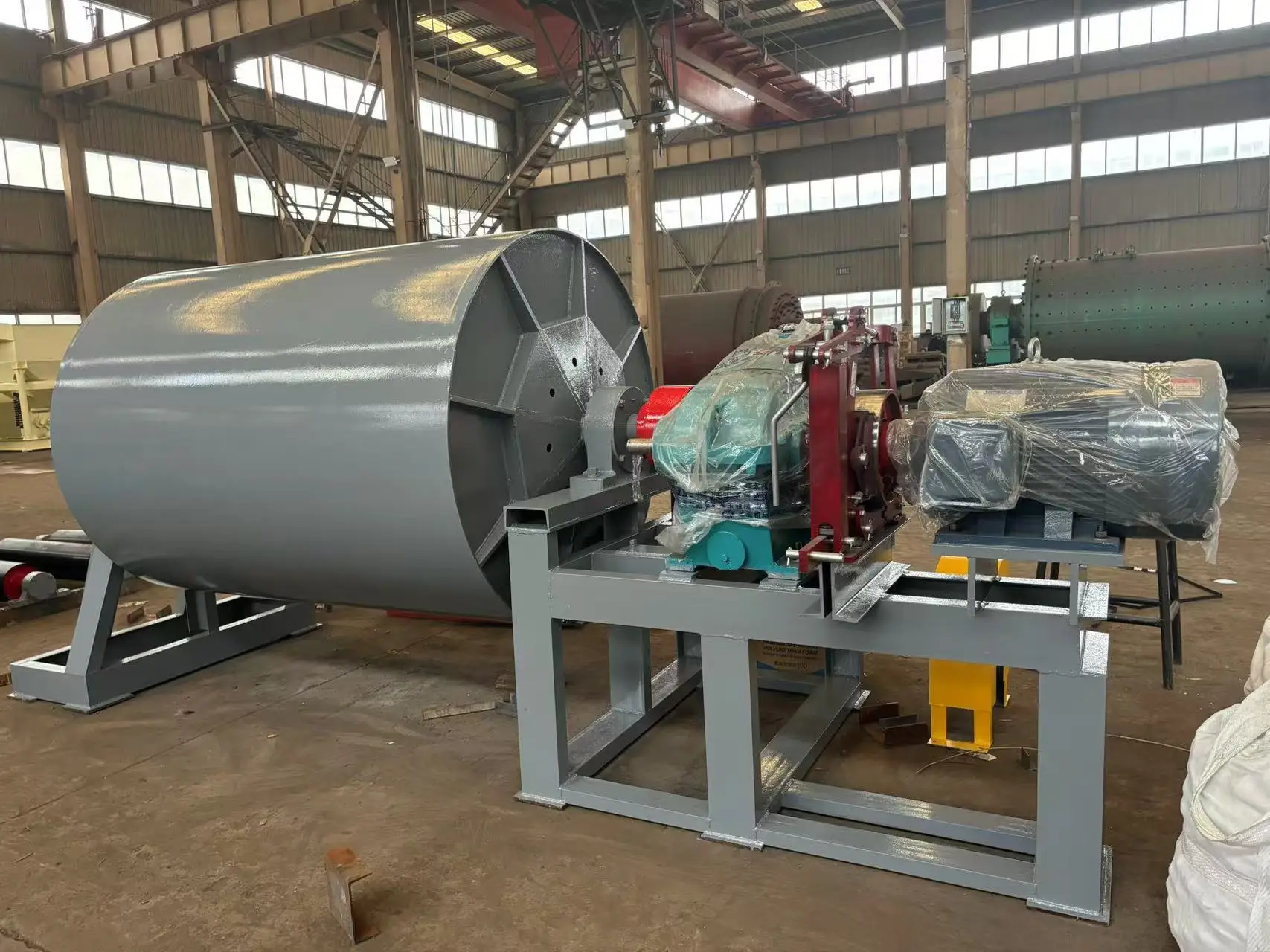 Ceramic ball mill used for grinding ceramic powder to make ceramic tableware
