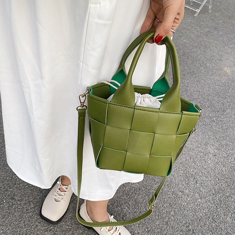 YiWu Suka Ins Ladies Bags Women 2022 Summer New Trendy Fashion Woven Messenger Female Designer Portable Bucket Handbags