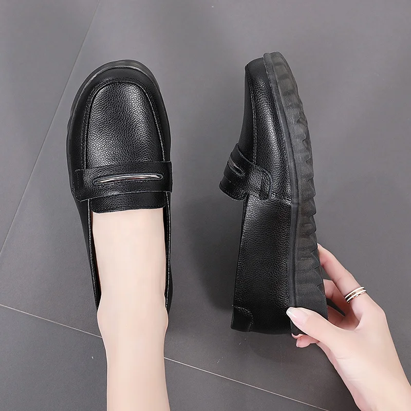 Fashion loafers A woman with a flat walking loafers cattle uppers loafers