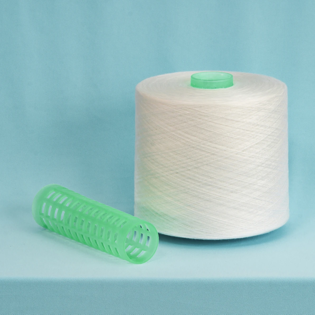 Кольцевая пряжа из 100% полиэстера, TFO process, без узлов, швейные нитки, сырая, белая, 1,25 кг на трубку, конусная упаковка PP bag