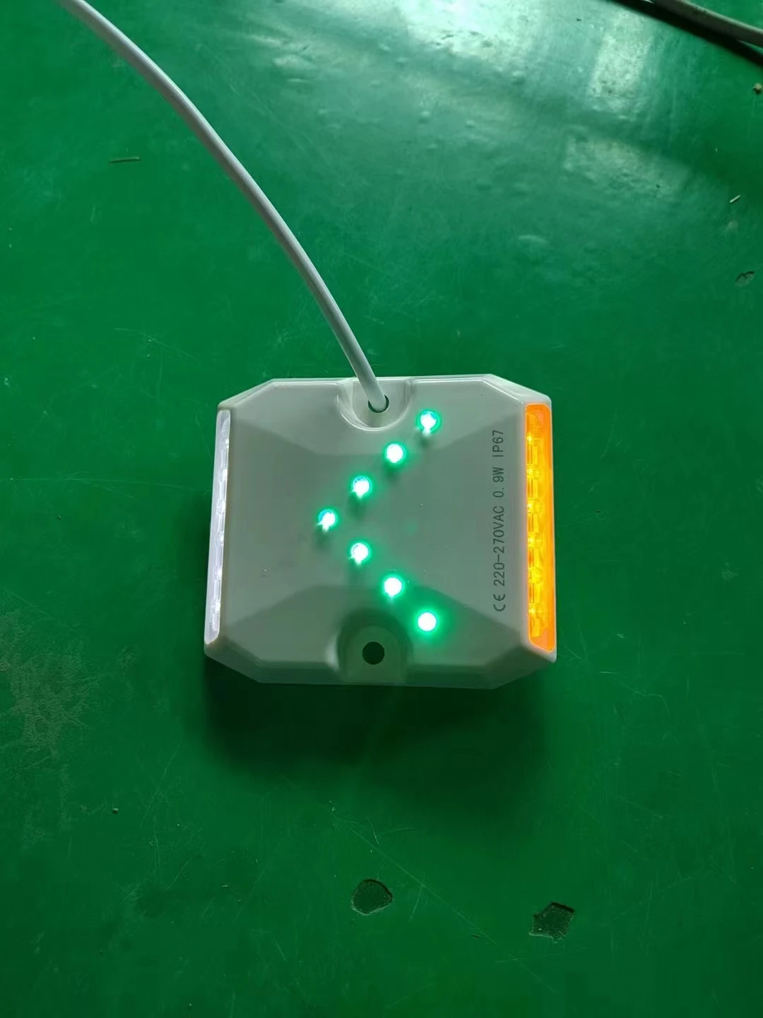 DC 24V/12V tunnel with line studs IP68 plastic wired cable with arrow LED road studs