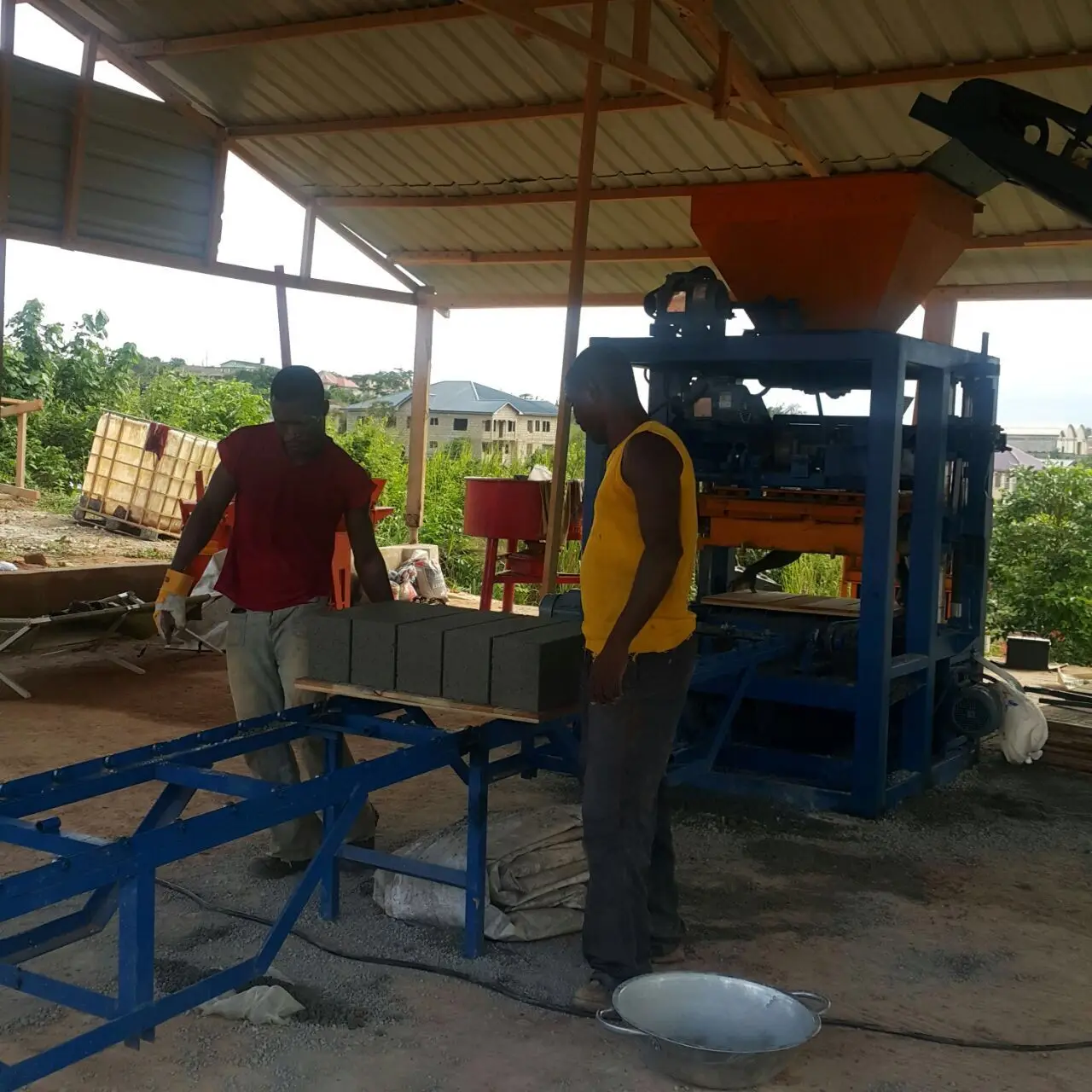 Machines for small business QT4-24 simple cement paving block making machine small brick machine