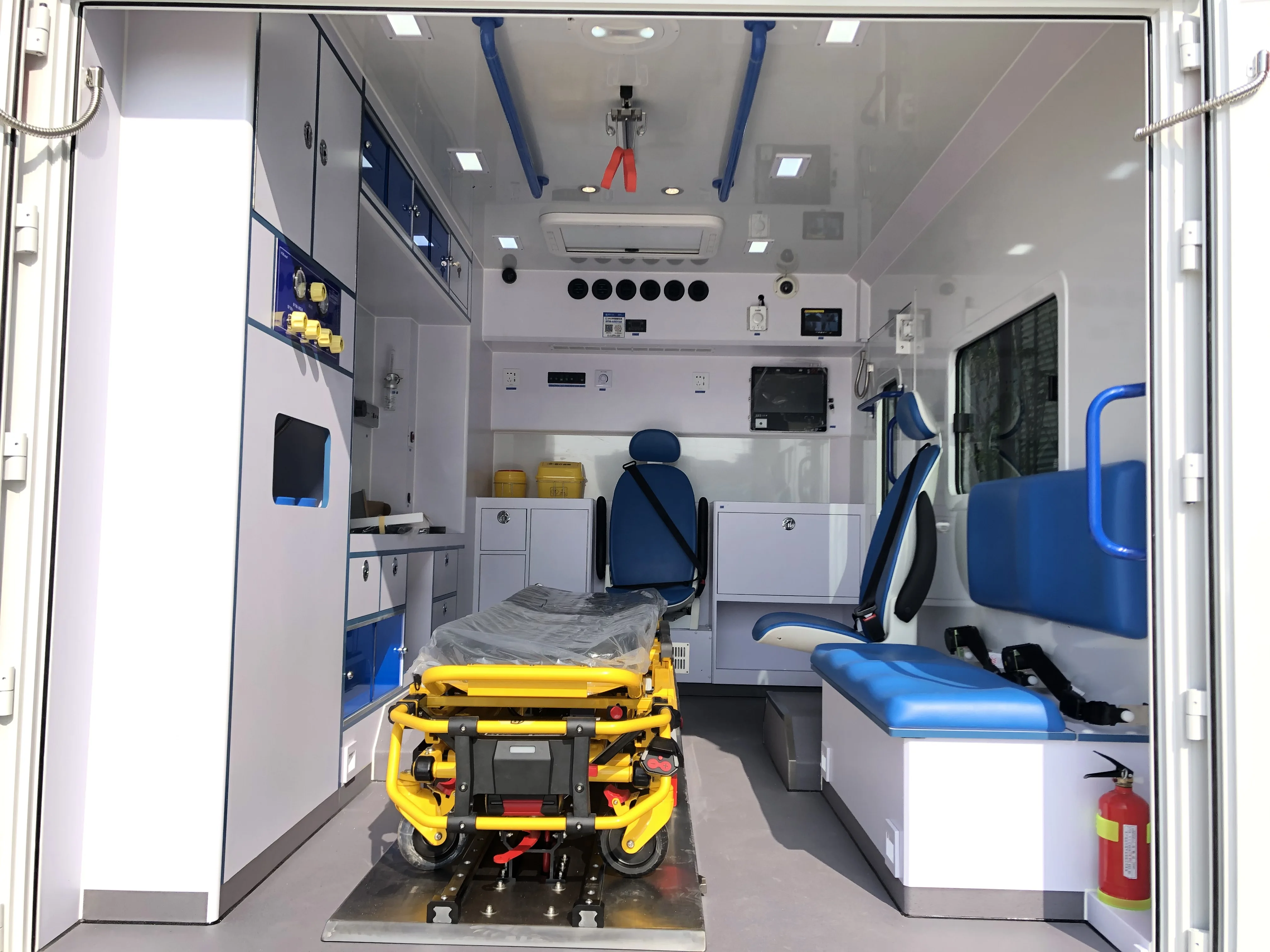Ambulance Car NAVECO Ousheng Box Brand new Mobile Medical Monitoring ICU Ambulance Vehicle for exporting