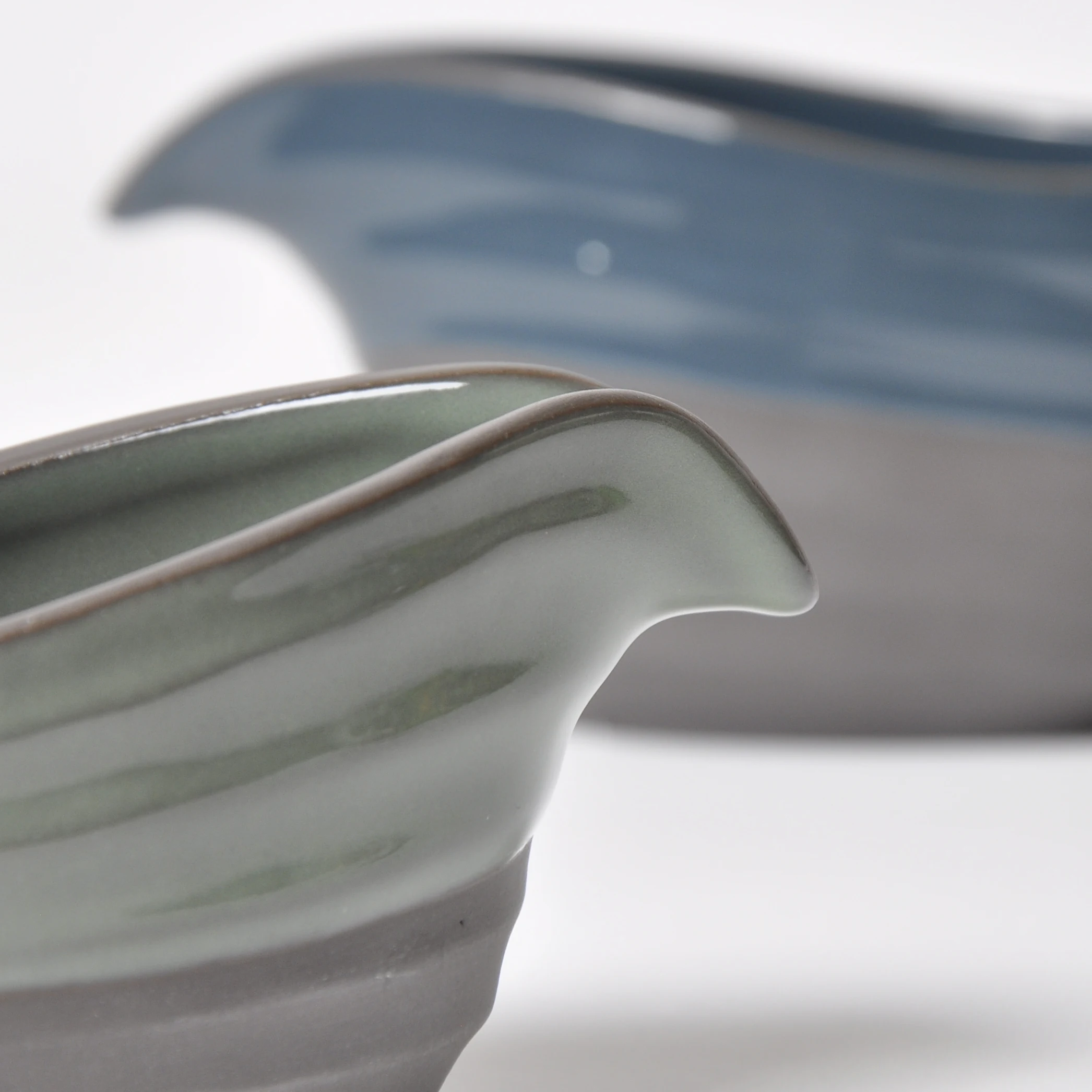 
Unique High Quality Colored Clay Reactive Glaze Glossy Color Bird Shaped Embossed Stripe Ceramic Gravy Boat 