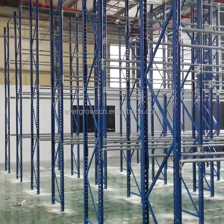 Склад стали одежды, стеллажи используется в производстве и складских