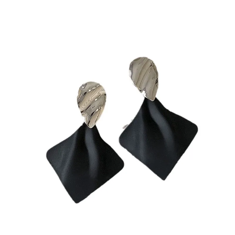 Серьги-гвоздики с геометрическим узором