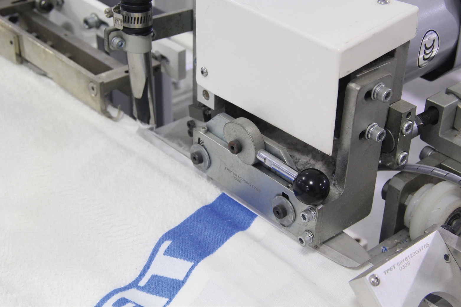AUTOMATIC TERRY TOWEL LENGTH HEMMING MACHINE