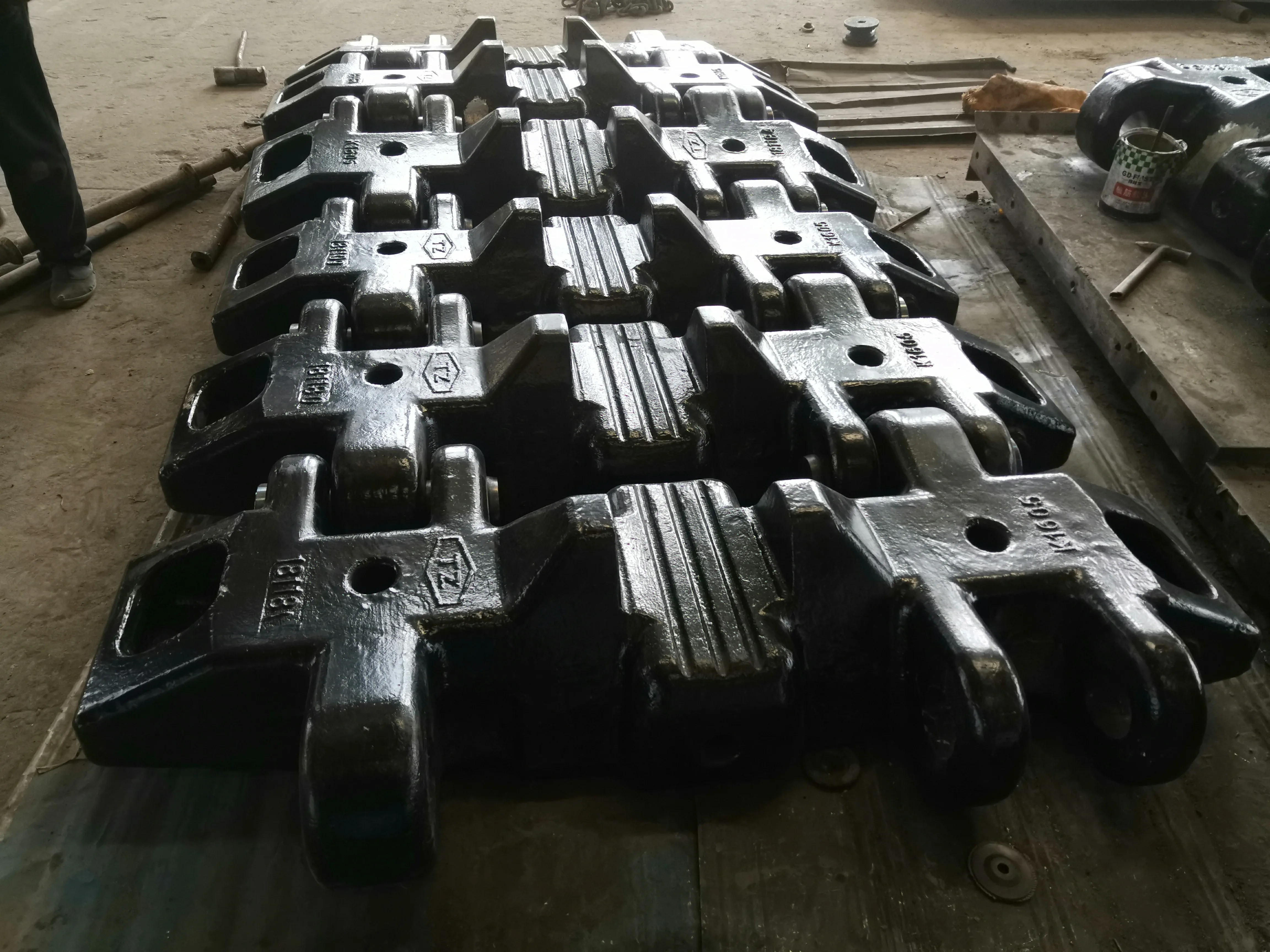 Customized Widely Used High Quality Resin Sand Casting Steel Trackpad Shoe Crawler Crane Undercarriage Parts