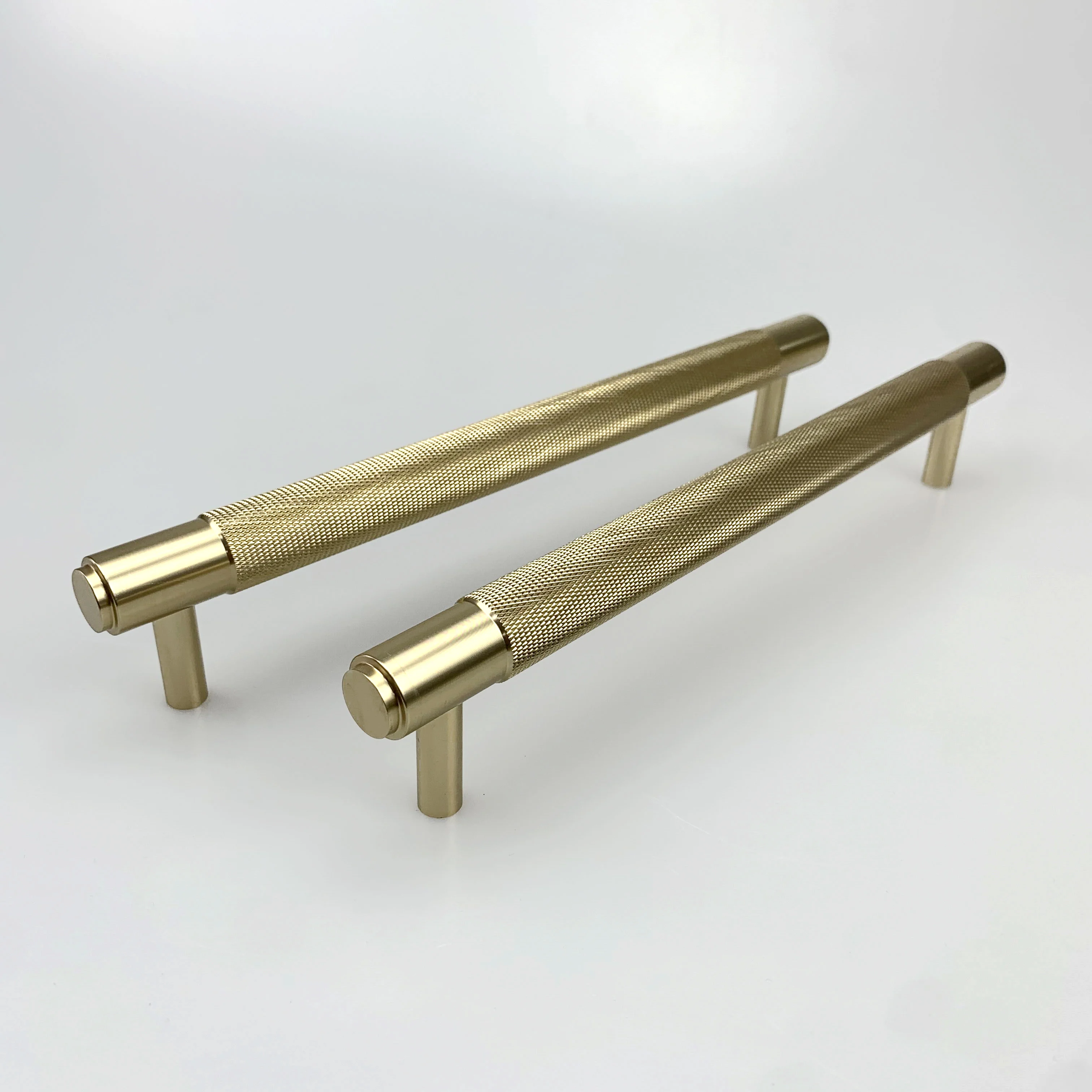 Современная роскошная фурнитура для мебели, латунные, золотые, черные кухонные ящики, шкафы с накатанными ручками