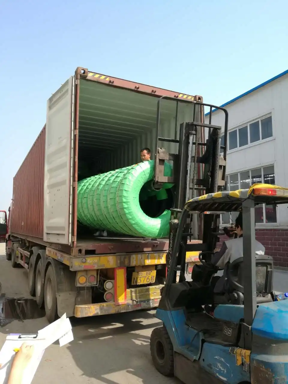 Chinese truck tires light and heavy truck tyre 9.00R20 Radial  Tube Tire