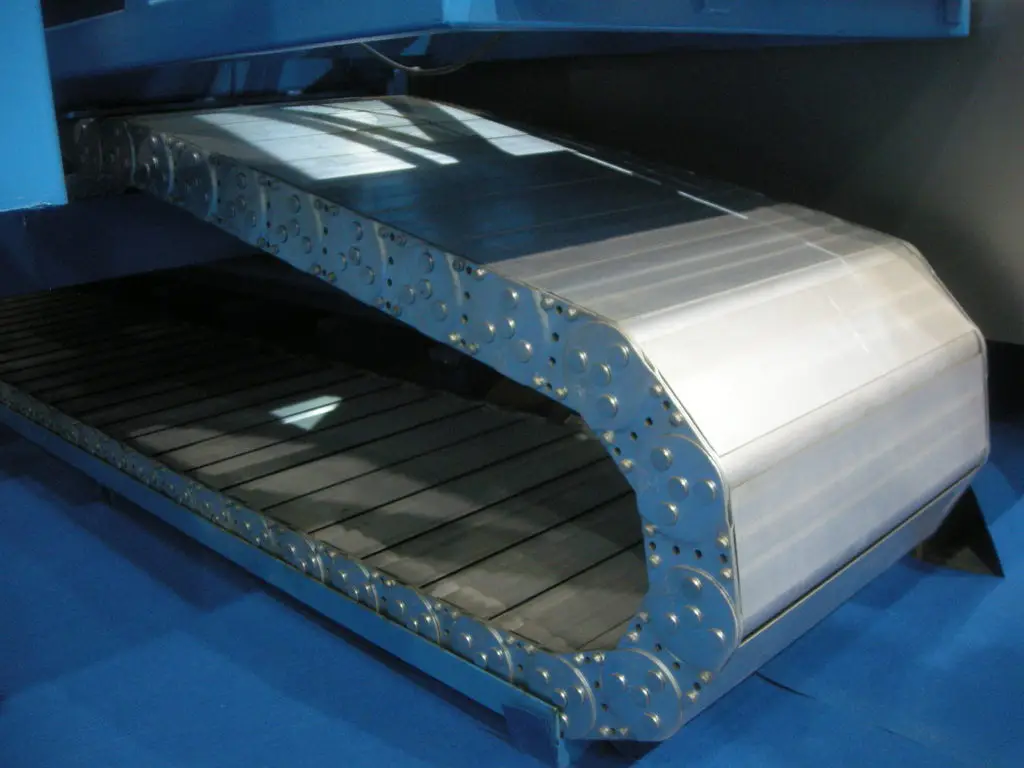 Closed cable drag chain