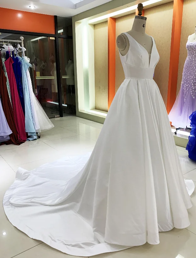 2024 wholesale white sleeveless satin hand pleated A line long tail simple elegant wedding dresses