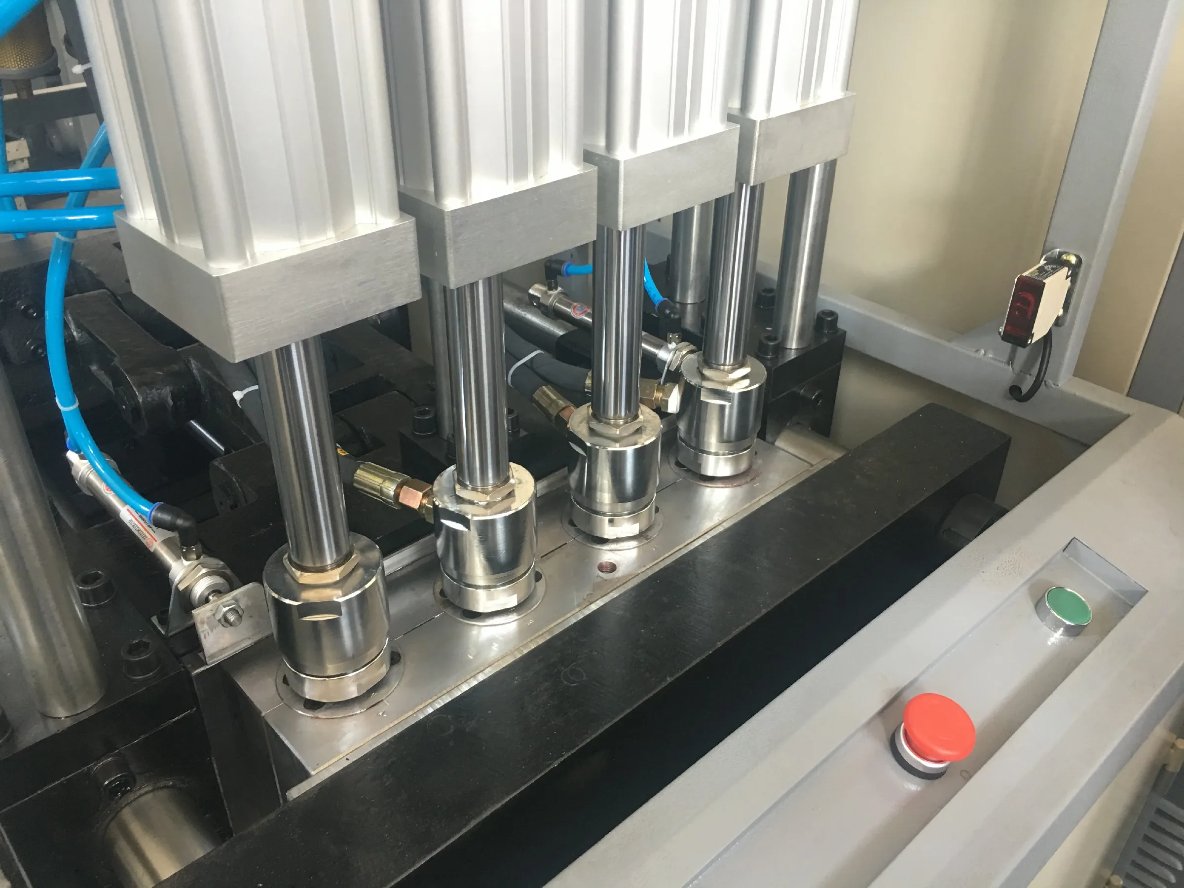 4cavity semi automatic PET bottle blowing machine price with preform autoloader