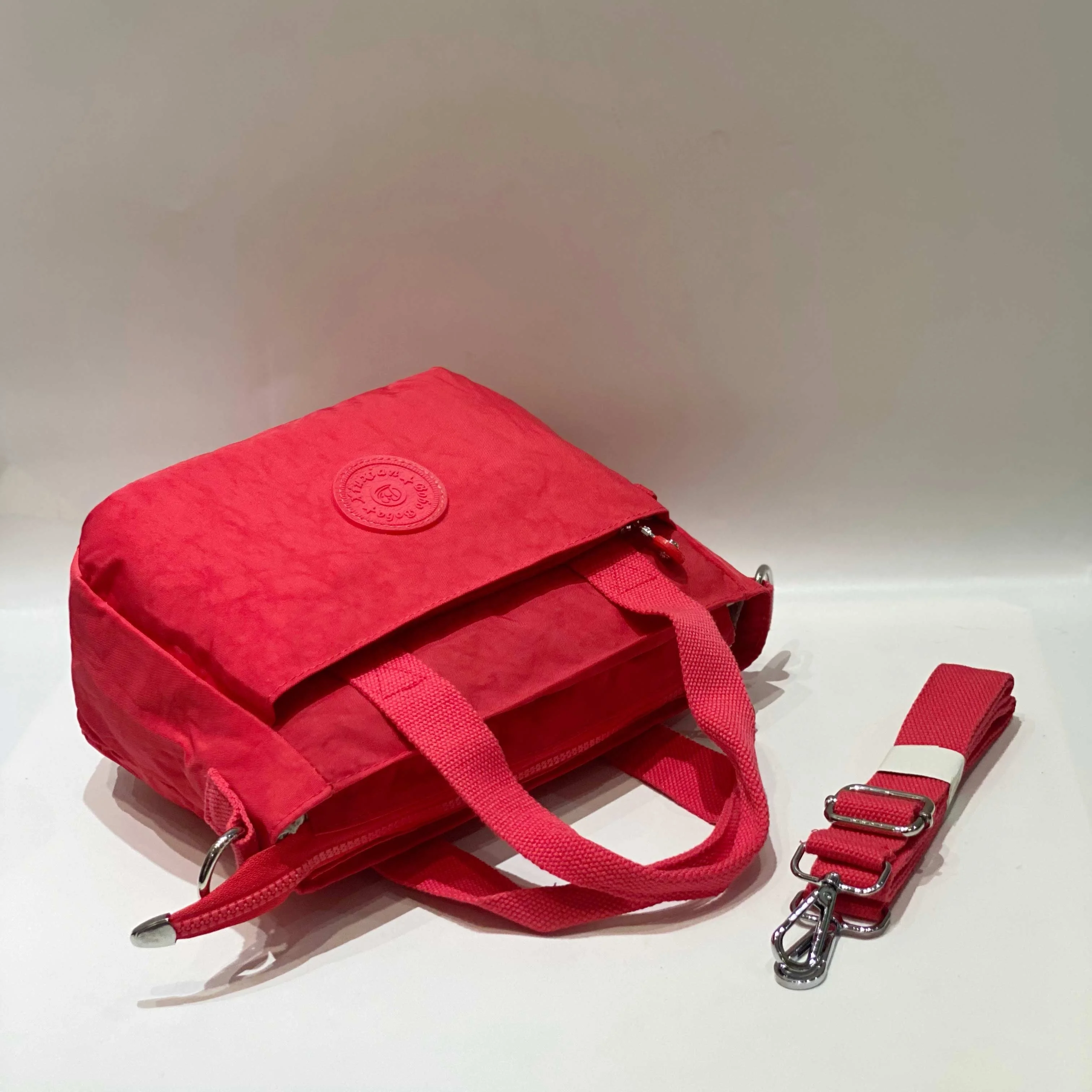 Low MOQ Wholesale Nylon Waterproof Portable Fashion Handbags Women Handbags Ladies Tote Bags