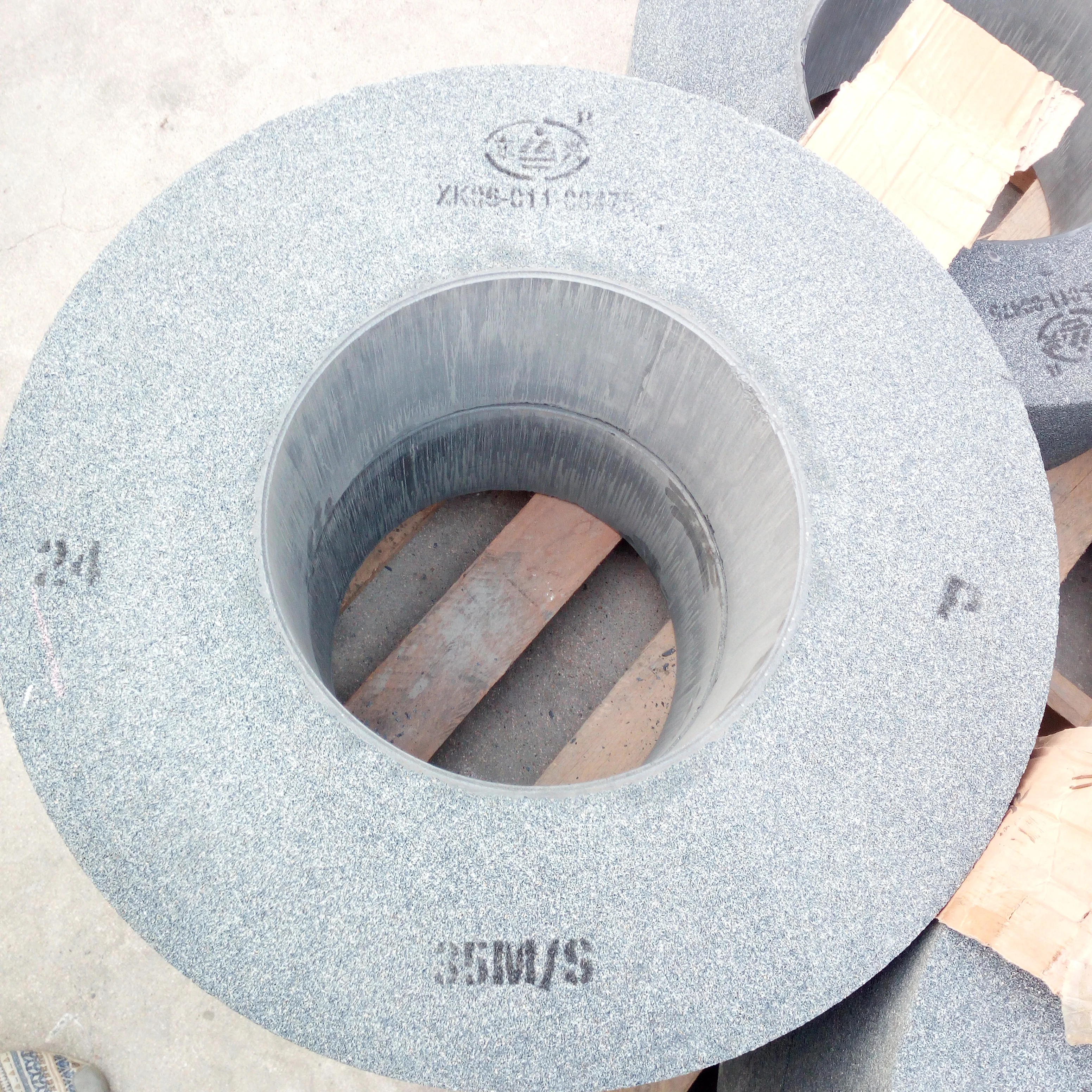 500X150X305mm Abrasive Ceramic Bonded Centerless Grinding Wheel for Cast Iron Precision Metal Polishing Round Tube