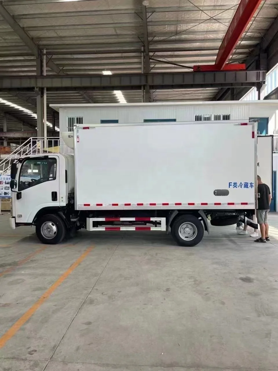 Hot sale Isuzu 4x2 5T freezer trucks refrigeration unit refrigerator truck