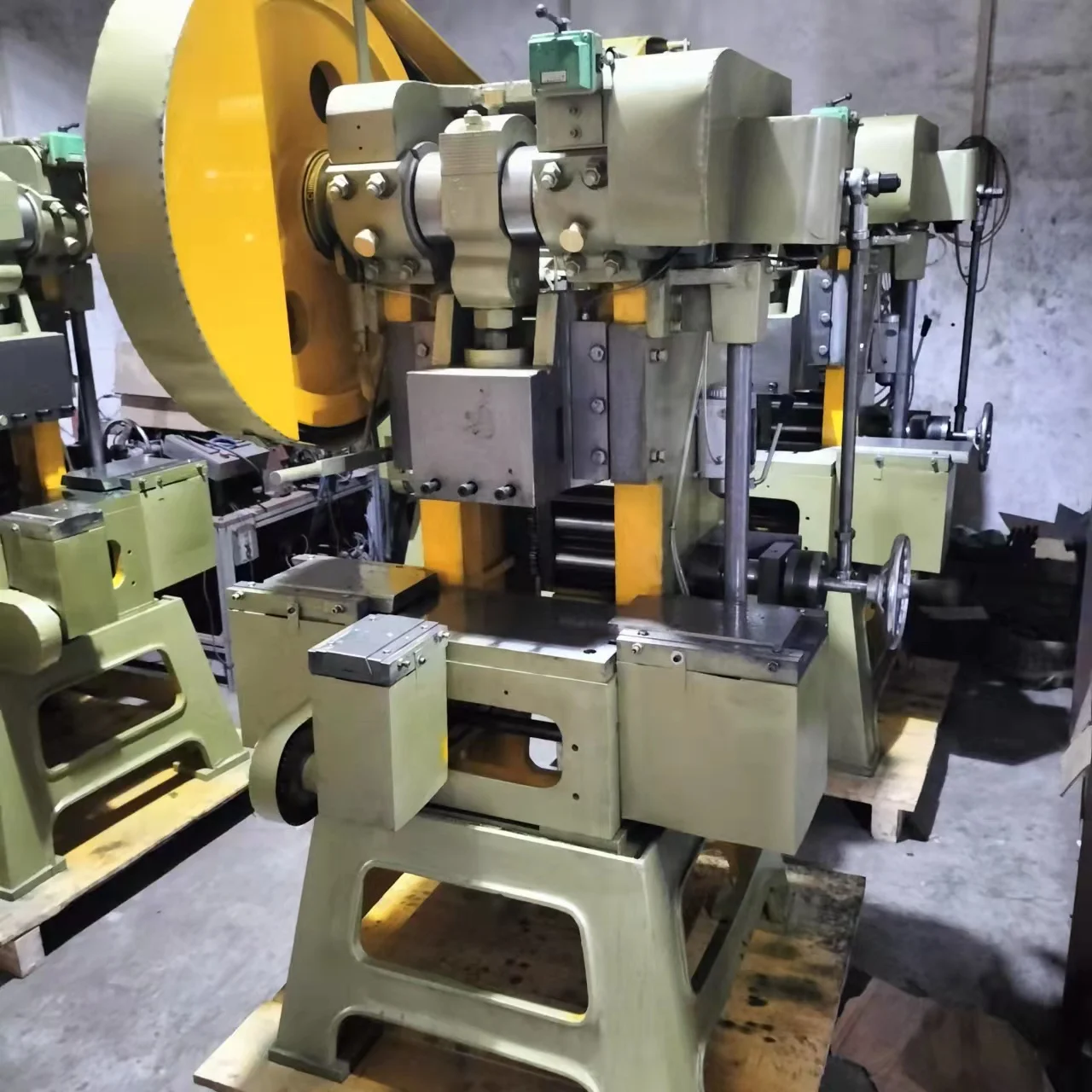 Automatic metal cowboy buckle I-buckle jeans button surface punching machine button making machine for Denim thick fabric