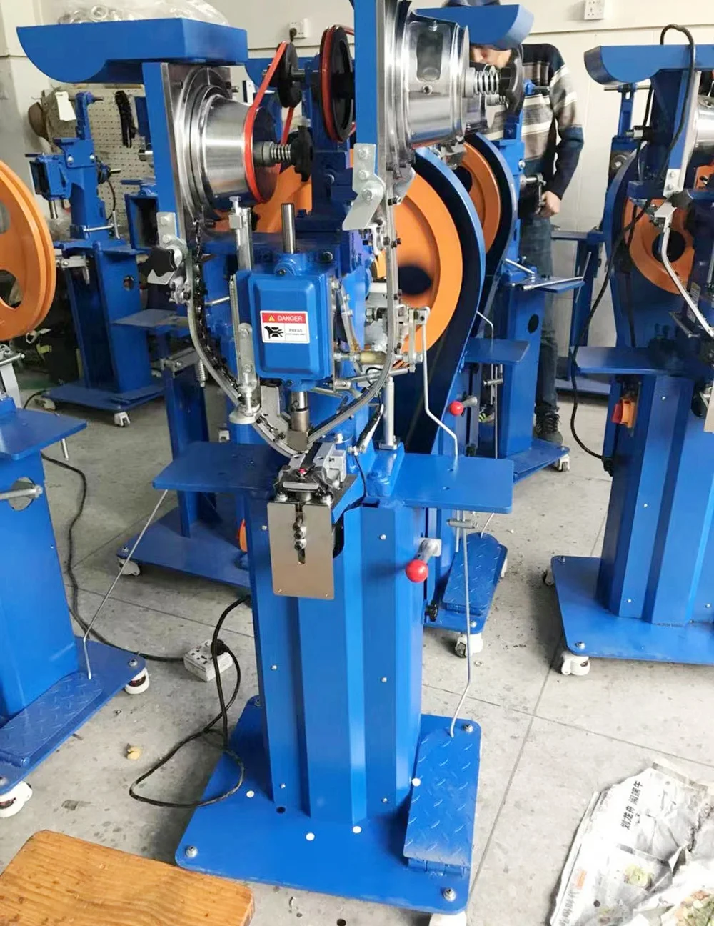 Factory wholesale Automatic Button Hole Sewing Machine Industrial Button Making Machine Pneumatic Eyelet Machine