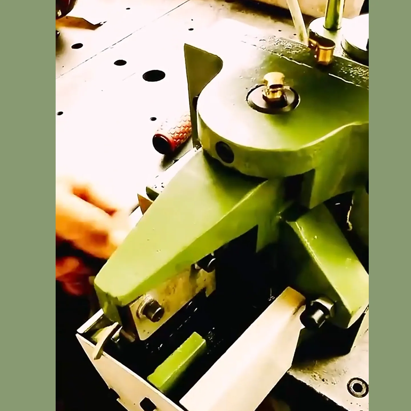 Полуавтоматическая машина для резки с открытой застежкой-молнией металлической