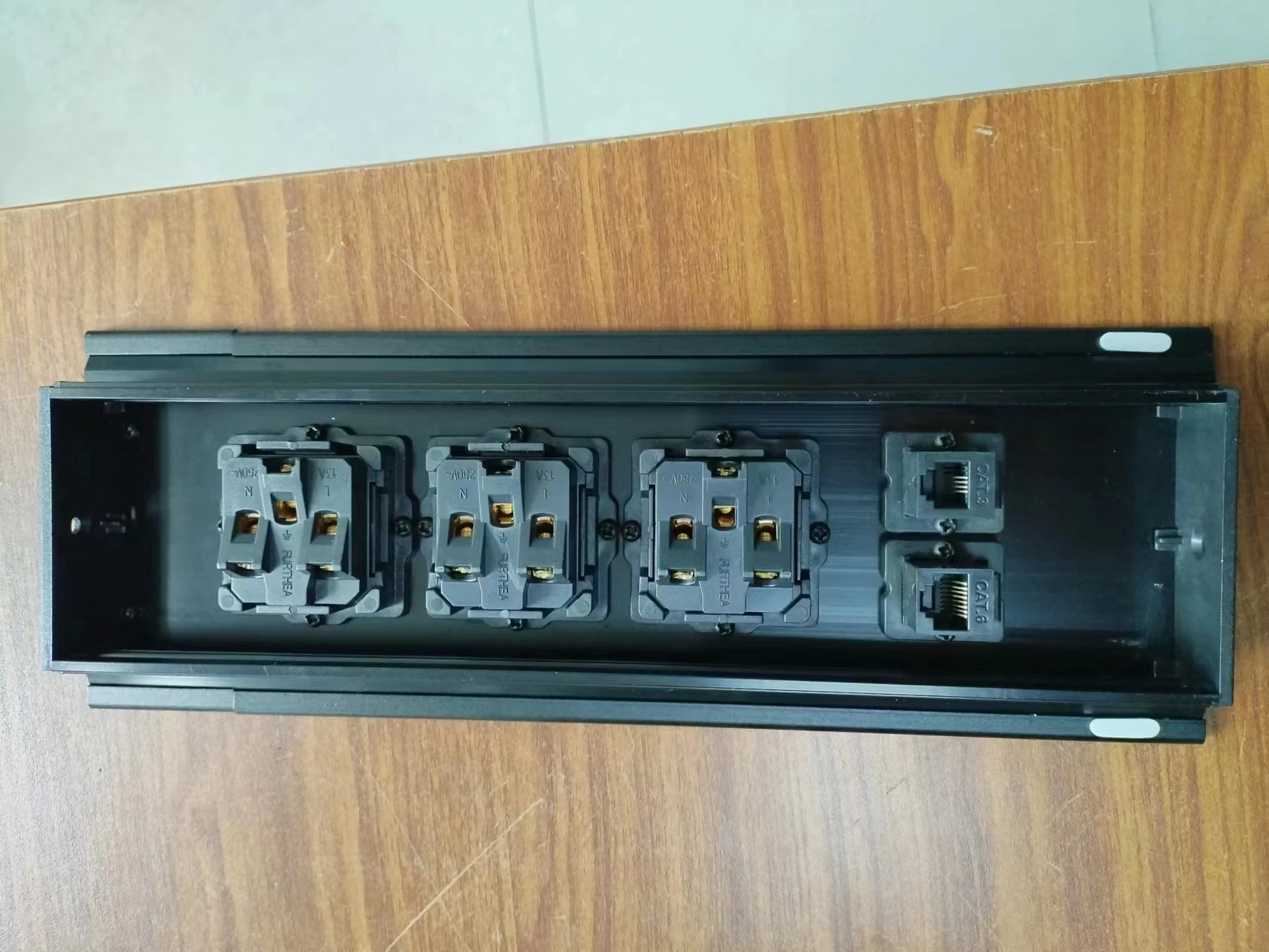 New Product Aluminum Alloy Two Side Open Multi-functional Universal Tabletop Power Sliding Outlet Socket