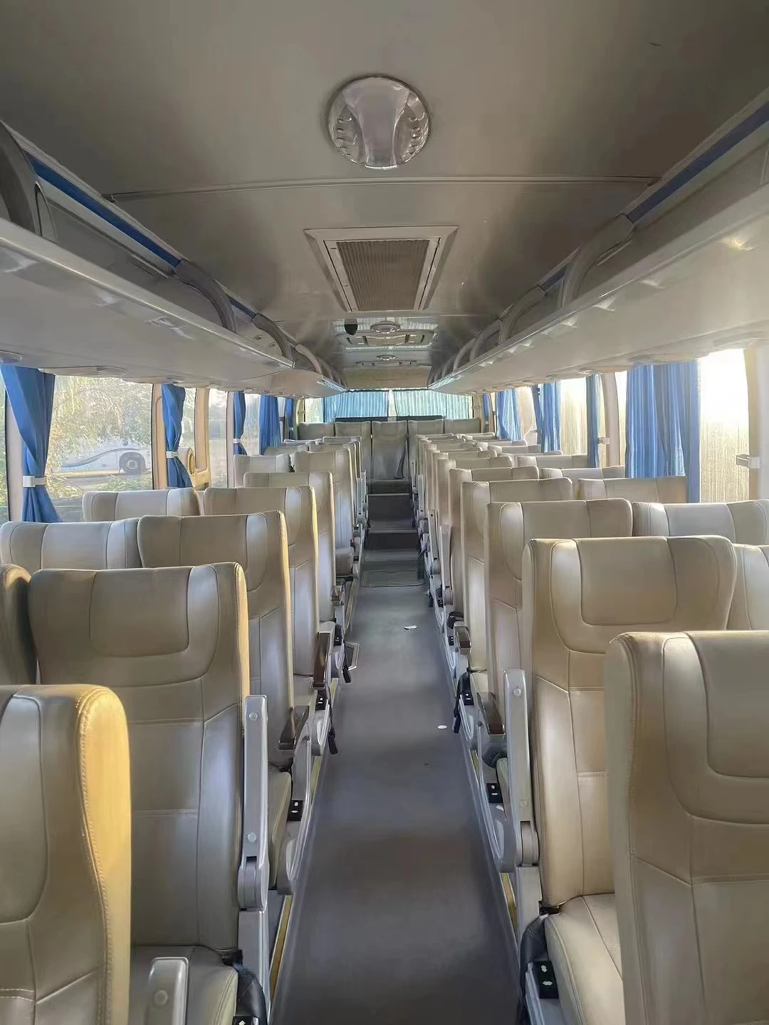 Yu-tong Used Luxury Coaches Rhd Bus  Zk6122 70 Seater Bus  Second Hand Buss For Sale