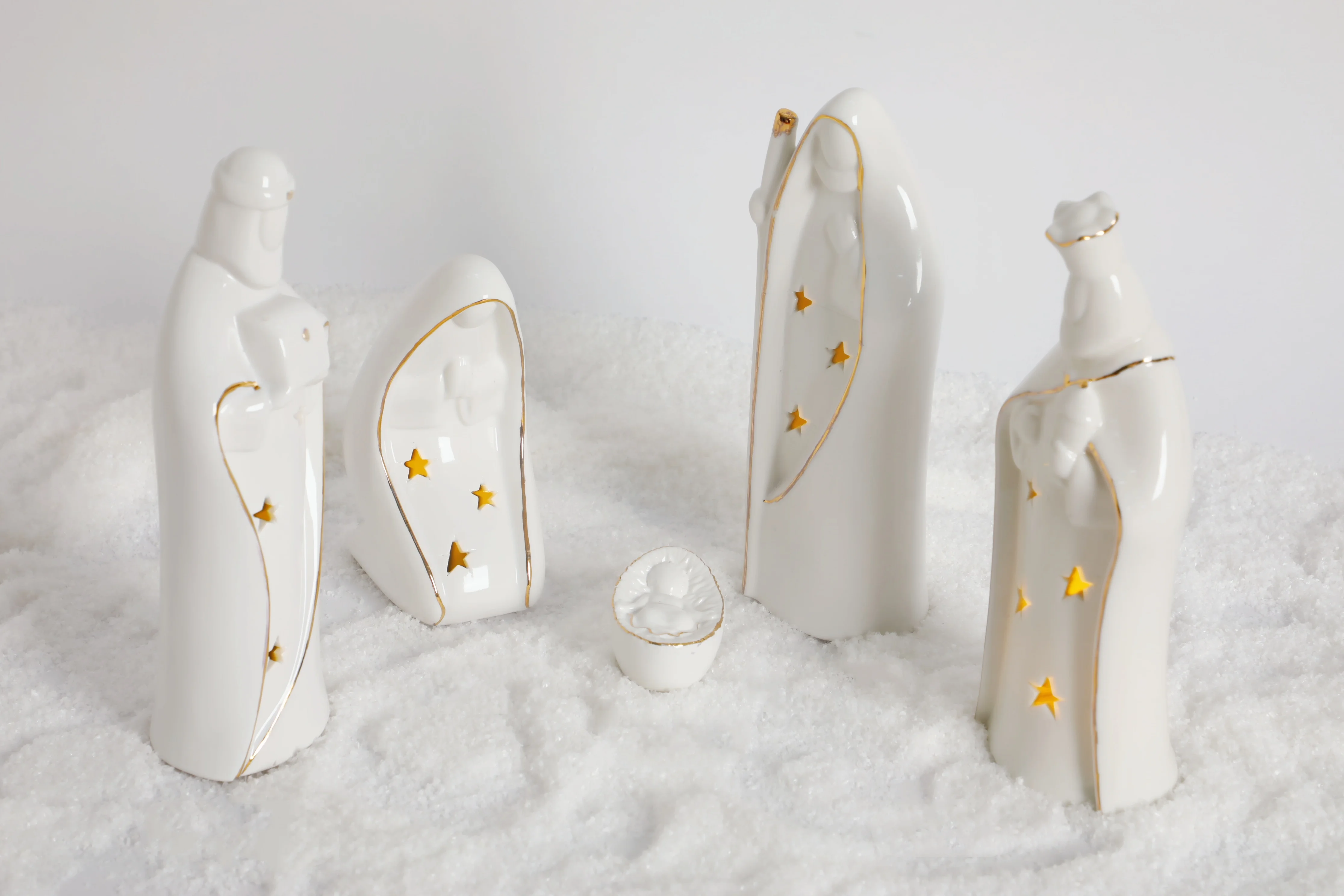 Wholesale Hand Carved Delicate White Ceramic Religious Nativity Set Figurines With Gold Rim For Sale