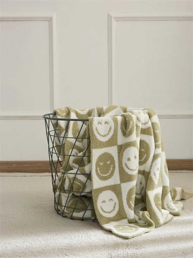 Hot-Selling super cozy popular checkered Throw 100% Polyester Blanket Smile face fluffy soft Microfiber Knitted blanket