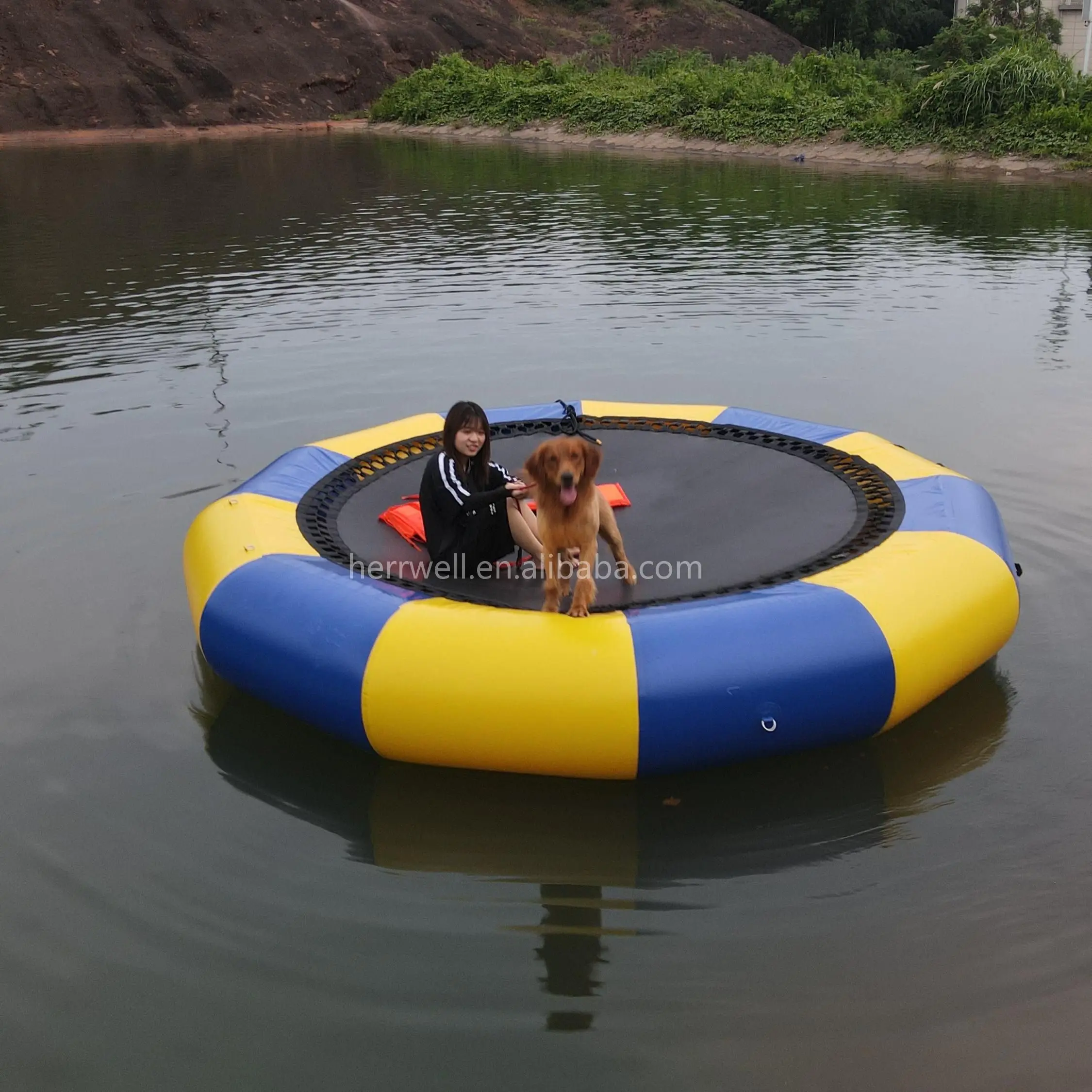 Надувной батут на воде