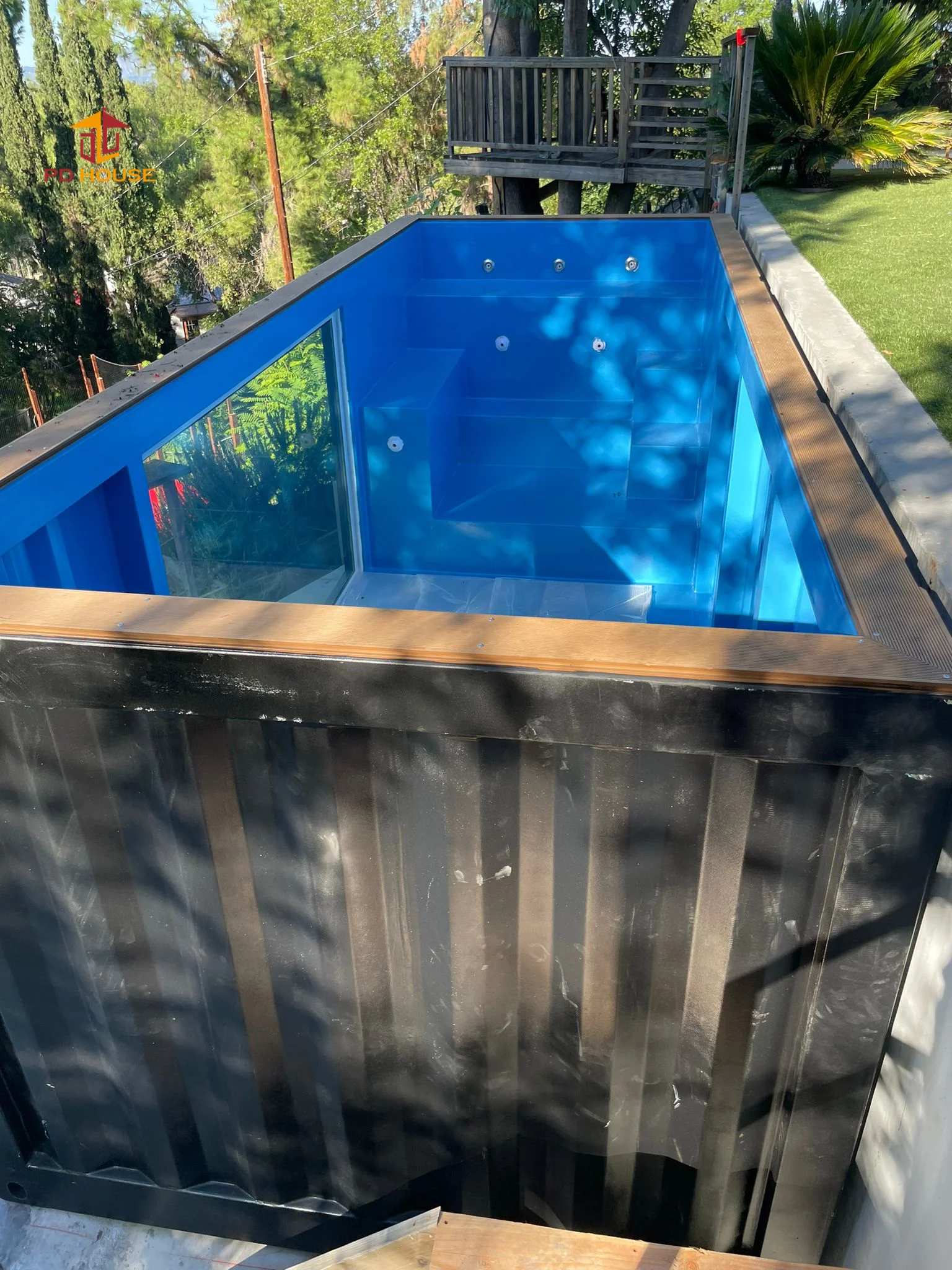Outdoor prefabricated steel structure tempered glass transparent visible bathtub hydrotherapy sea container swimming pool