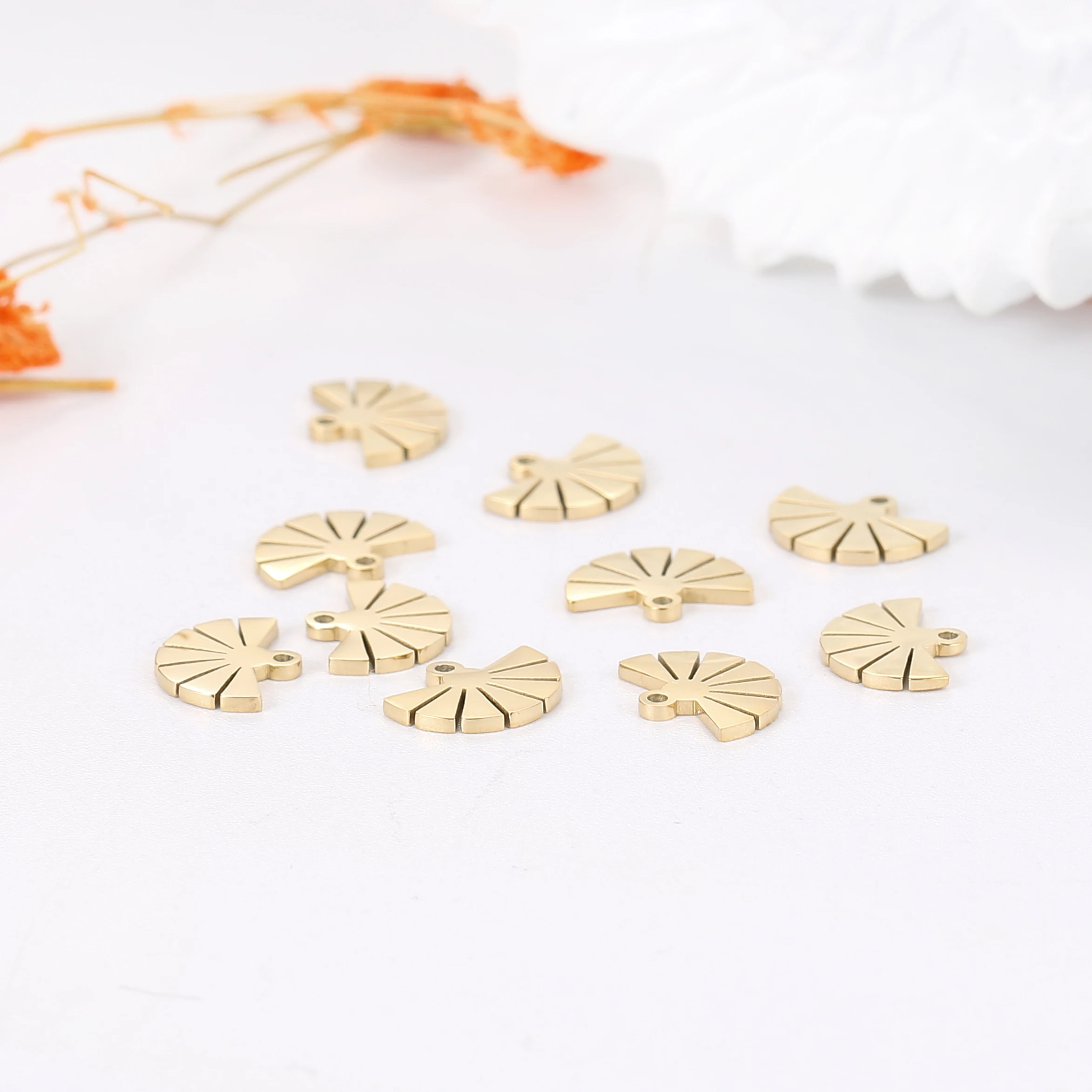 
Fashion Fan Shaped Desgner Jewelry Charms Gold Plated High Quality Stainless Steel Pendant 