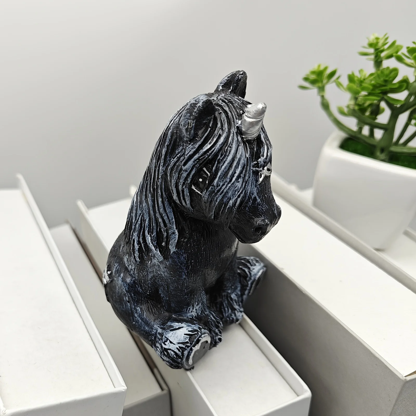 Fengzhi Factory Modern Mysterious Unicorn Courtyard Interior Tabletop Statue Decoration Resin Crafts Sculpture