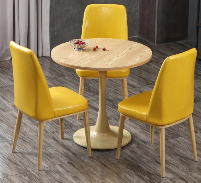 
Современный итальянский стул и белый стул из ротанга для разрыва комнаты в роскошном дизайне 